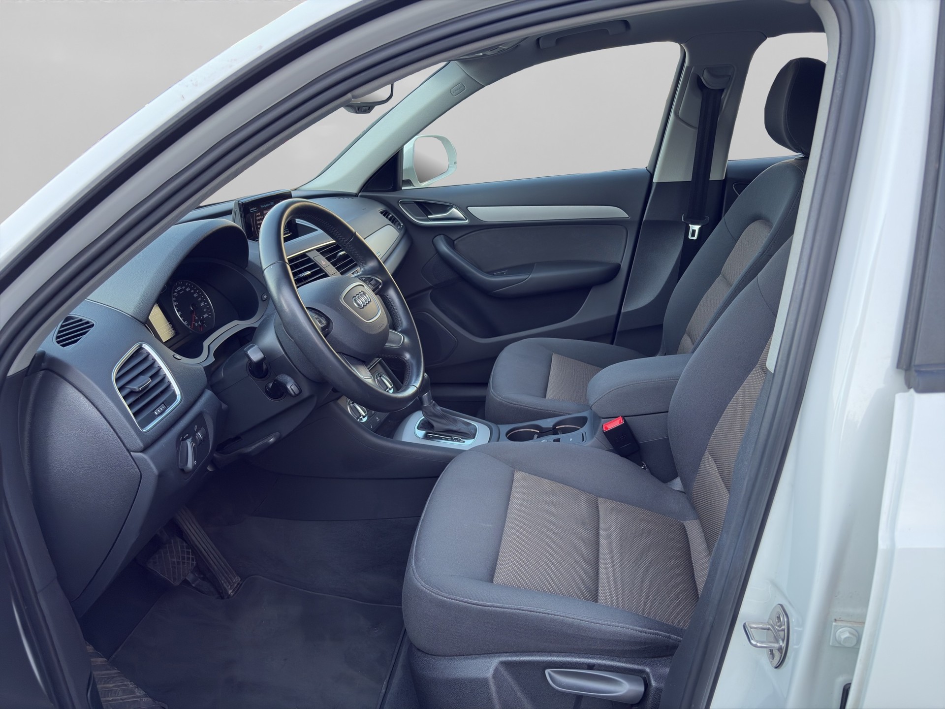AUDI Q3 2.0 TFSI quattro S-tronic-image-9