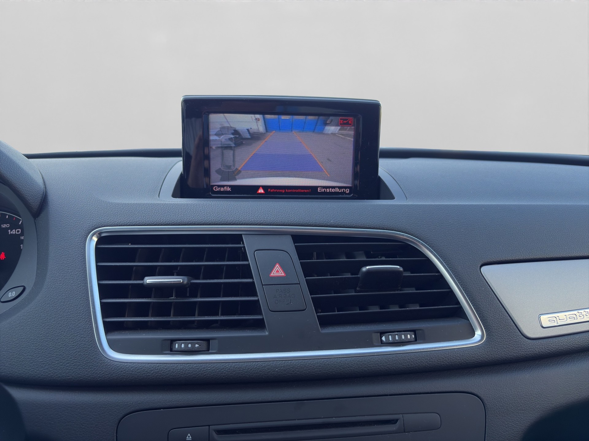 AUDI Q3 2.0 TFSI quattro S-tronic-image-10