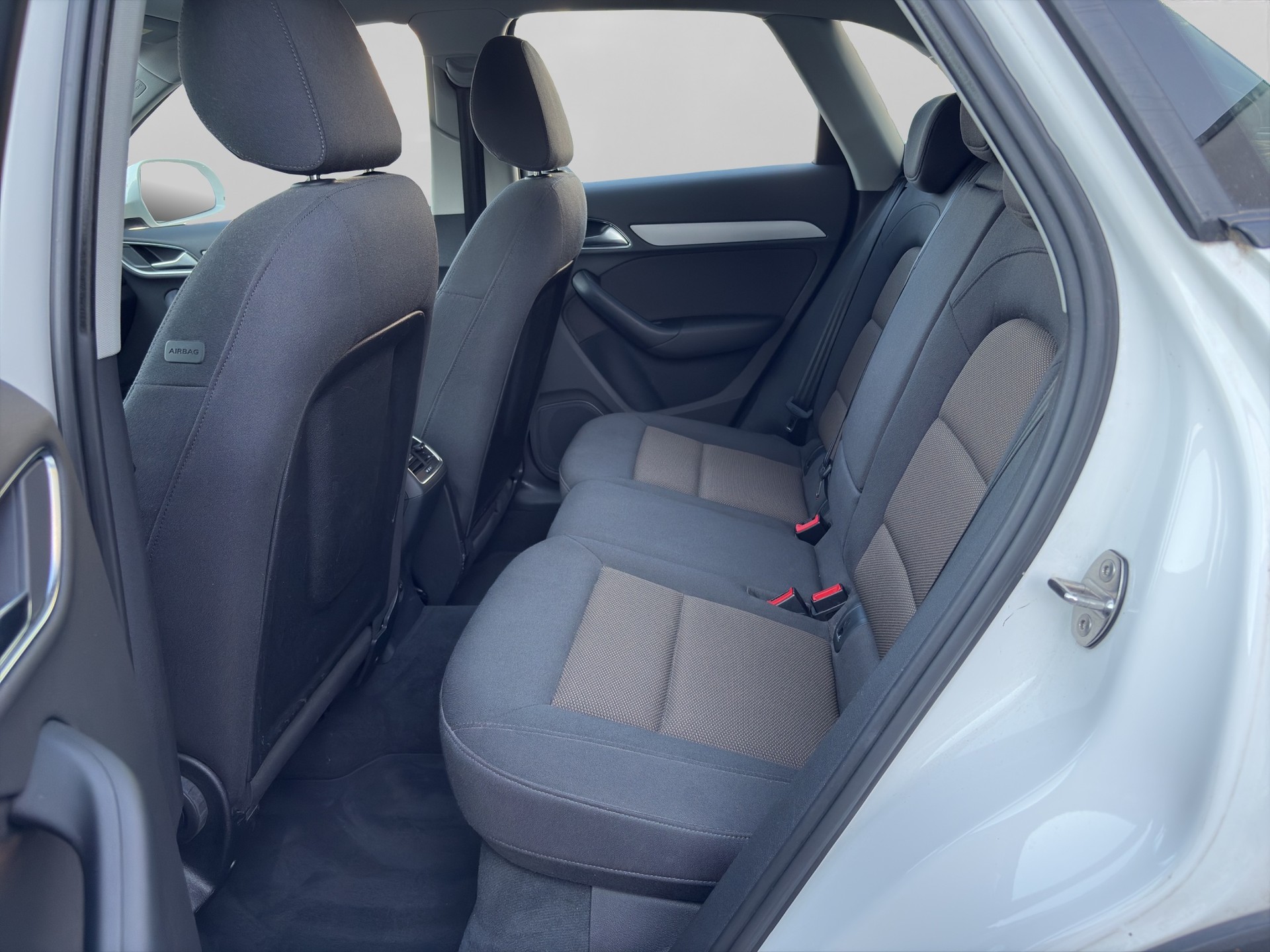 AUDI Q3 2.0 TFSI quattro S-tronic-image-12