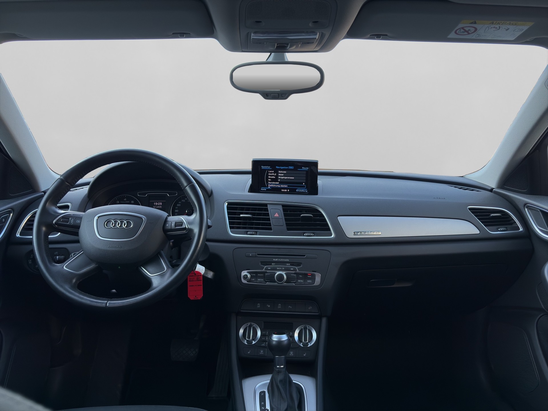AUDI Q3 2.0 TFSI quattro S-tronic-image-8