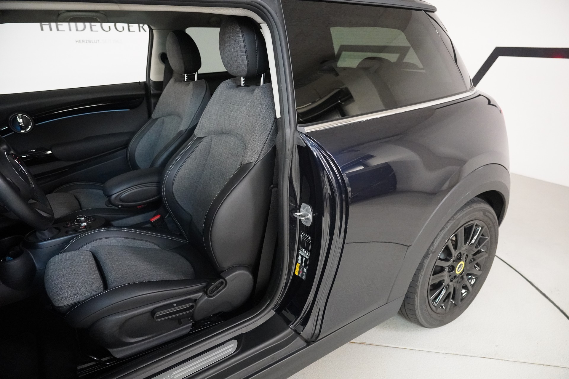 MINI Cooper SE Mosaert Edition-image-12