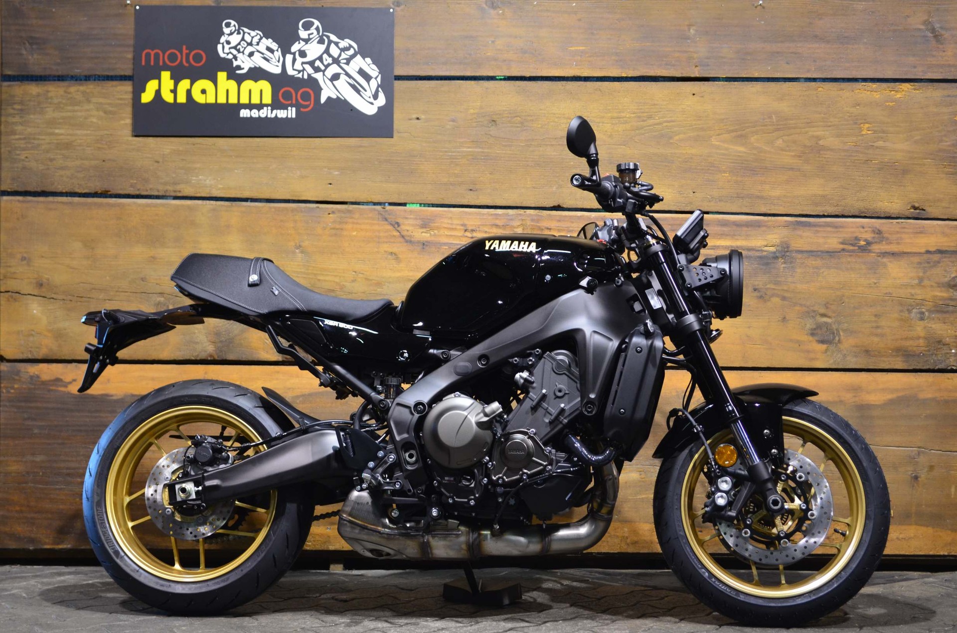 YAMAHA XSR 900 ABS-showroom-element-1