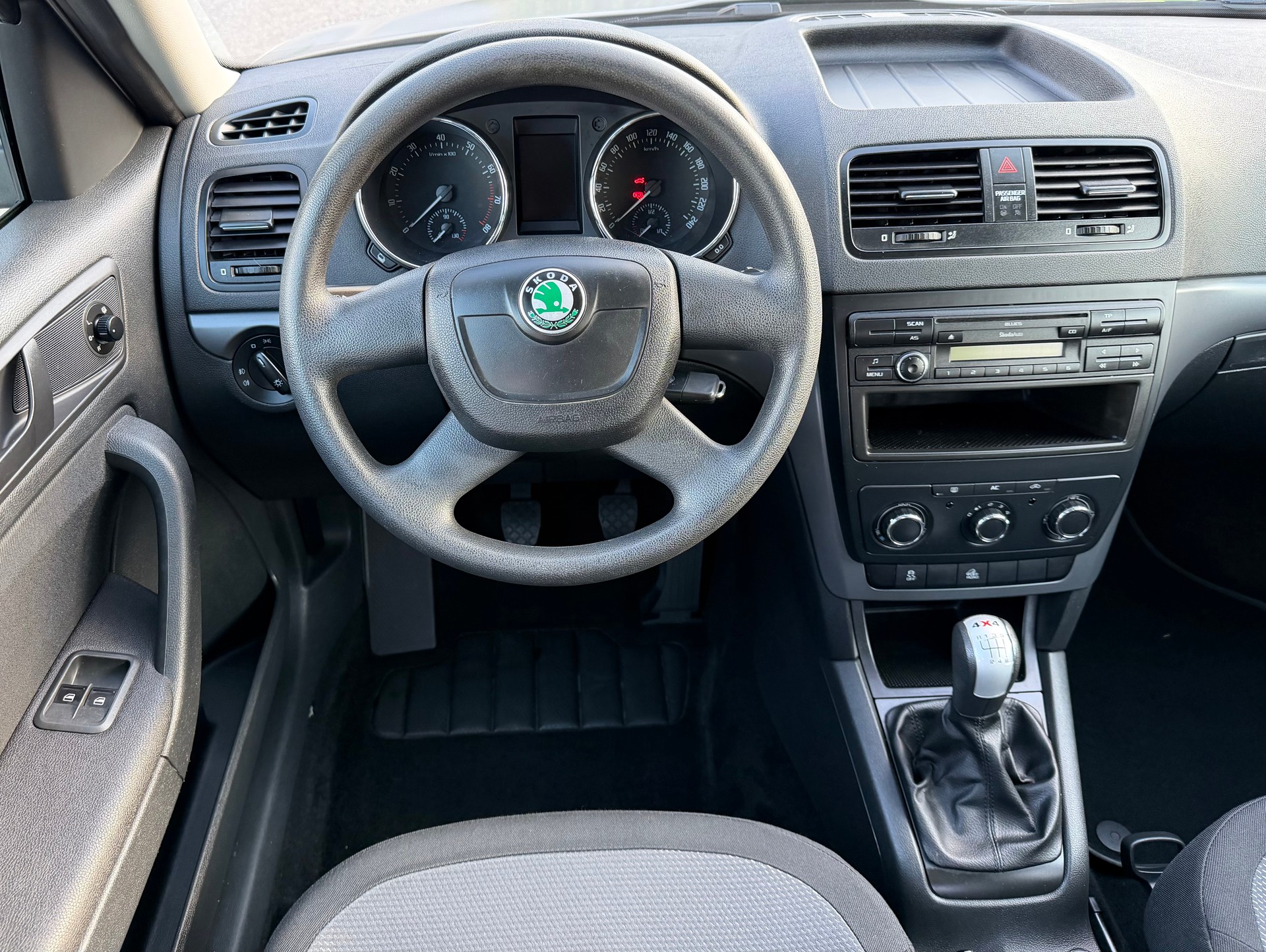SKODA Yeti 1.8 TSI Experience 4x4-image-13