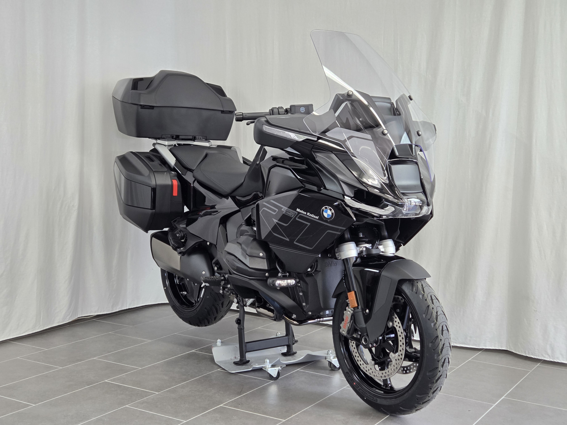 BMW R 1300 RT Triple Black Boxer Bonus CHF 1'500 für Verträge bis 30.09.26-showroom-element-1