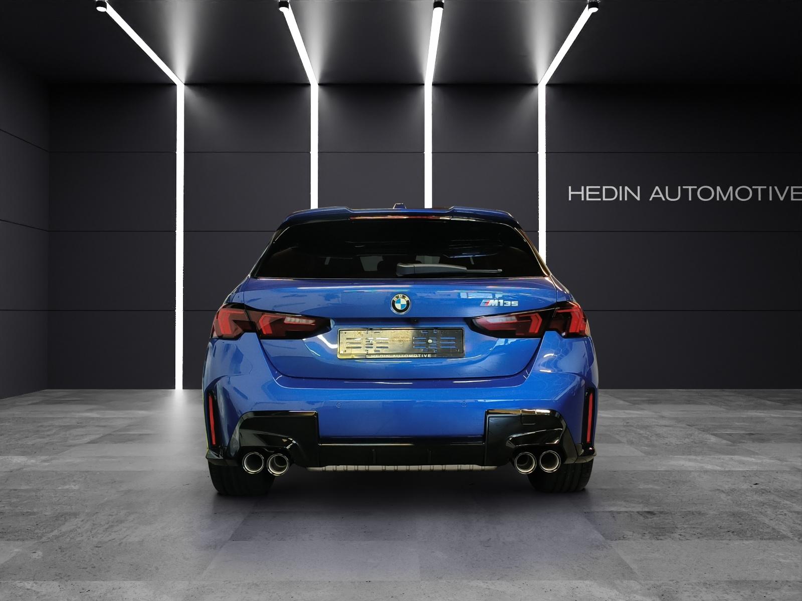 BMW M135i xDrive-showroom-element-3