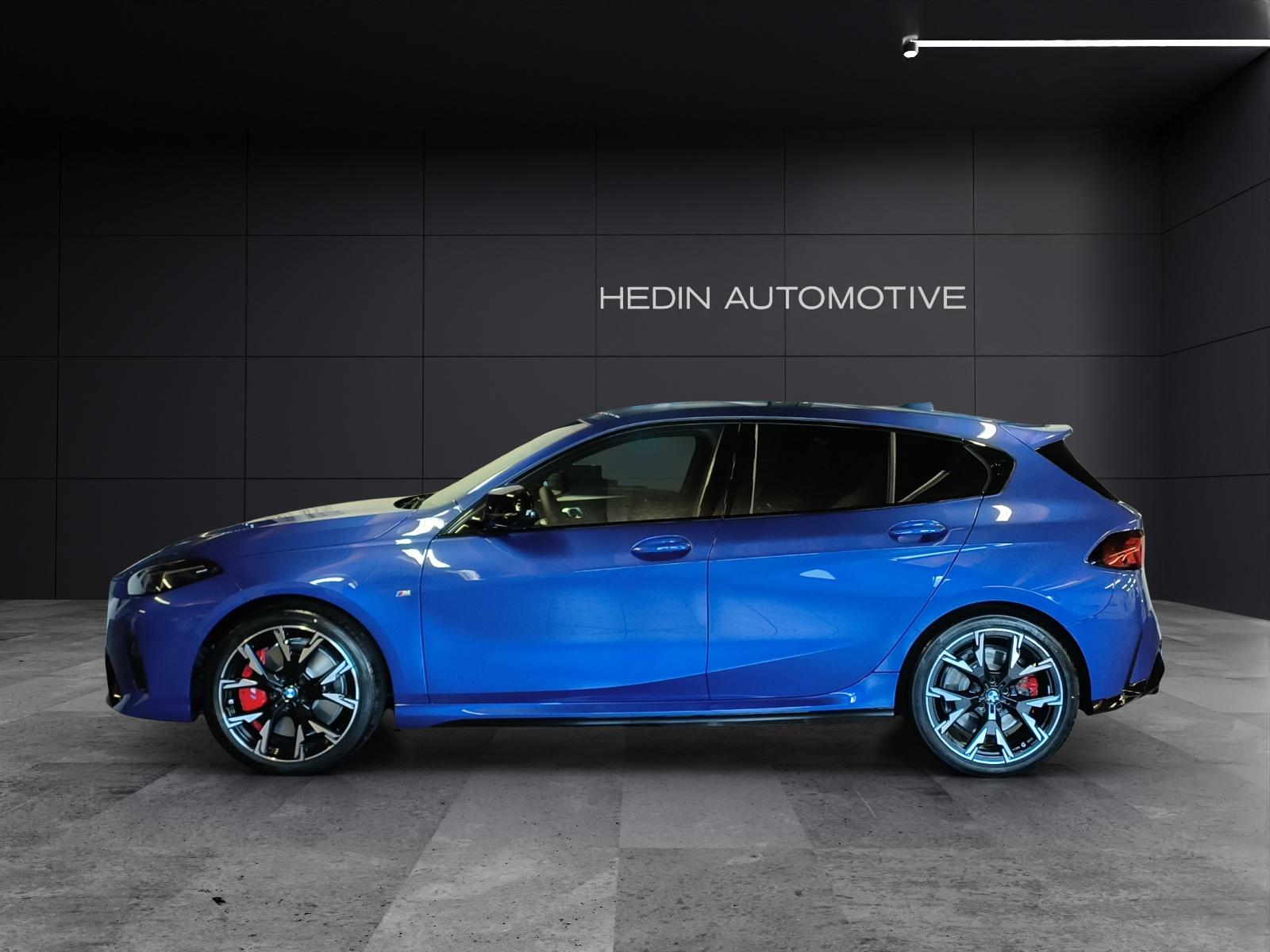 BMW M135i xDrive-showroom-element-1