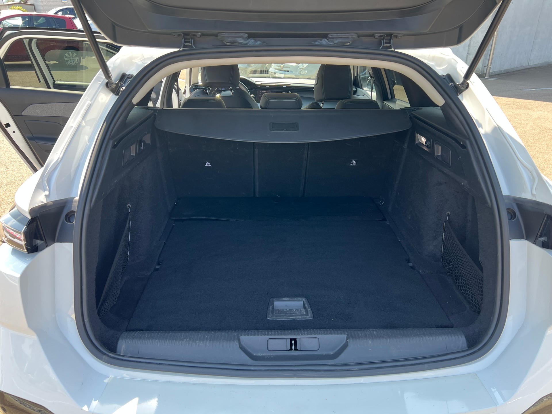 PEUGEOT 308 SW 1.5 BlueHDI Allure Pack EAT8-image-15