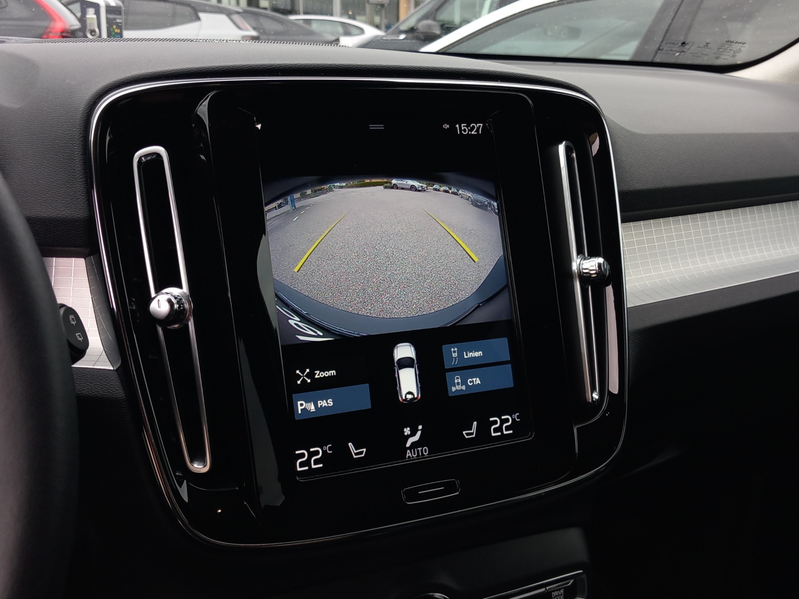 VOLVO XC40 2.0 D4 Momentum AWD-image-18