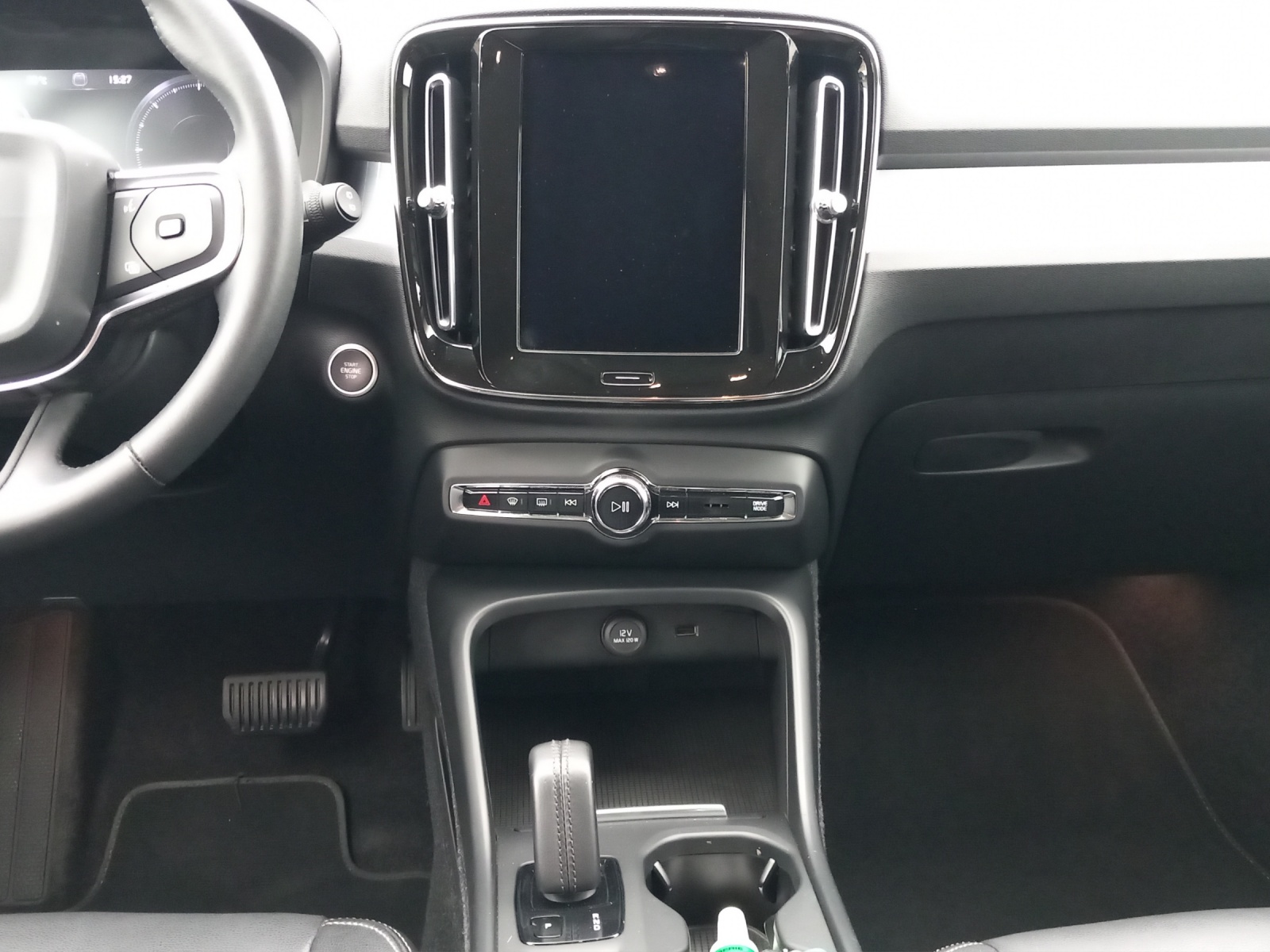 VOLVO XC40 2.0 D4 Momentum AWD-image-17