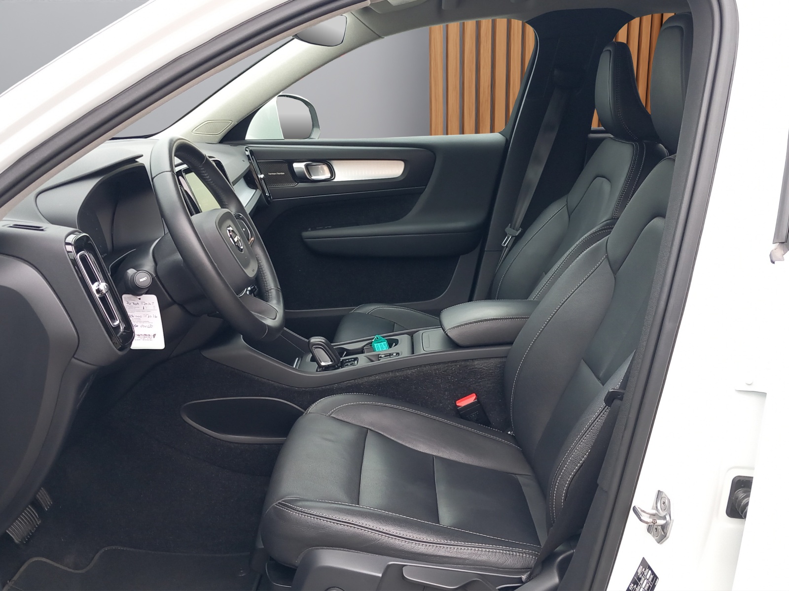 VOLVO XC40 2.0 D4 Momentum AWD-image-12