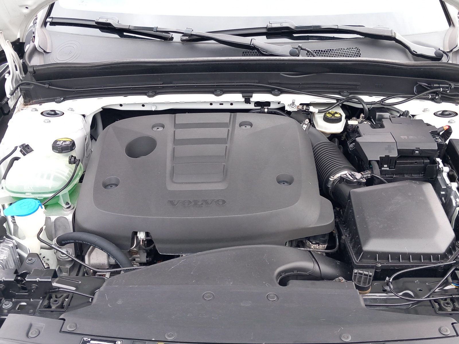 VOLVO XC40 2.0 D4 Momentum AWD-image-24