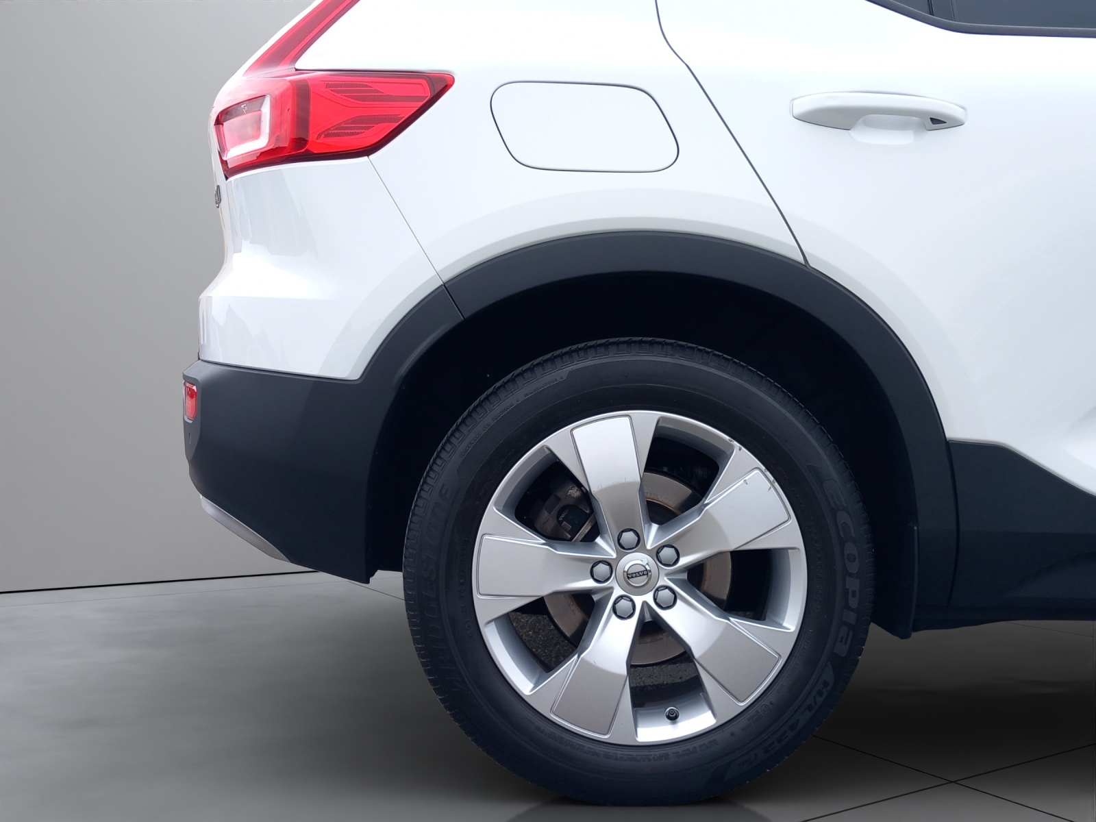 VOLVO XC40 2.0 D4 Momentum AWD-image-10