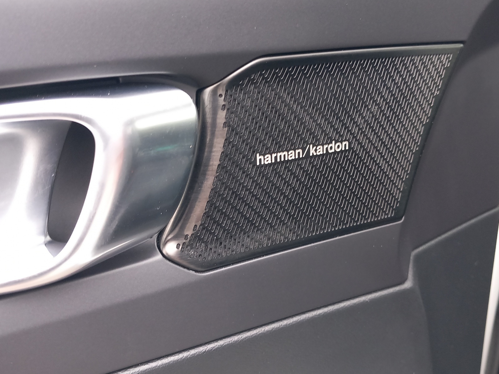 VOLVO XC40 2.0 D4 Momentum AWD-image-23
