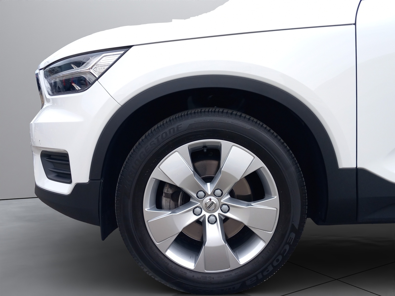 VOLVO XC40 2.0 D4 Momentum AWD-image-8