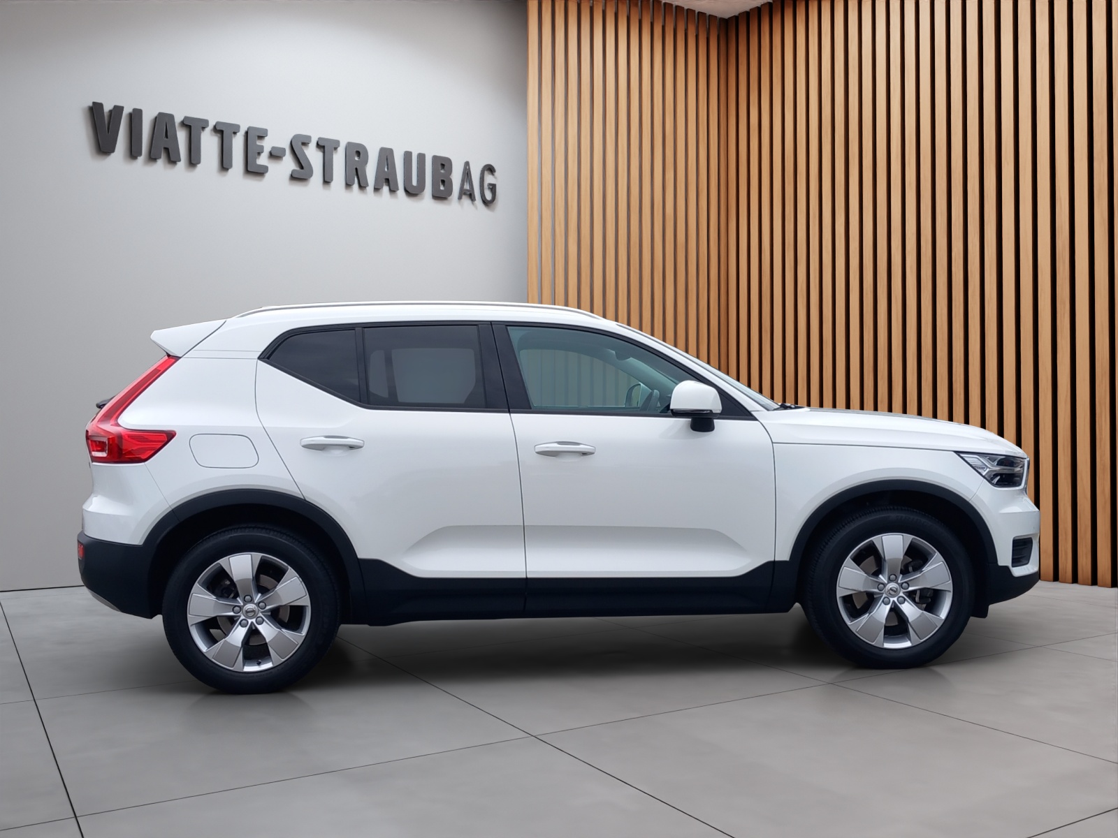 VOLVO XC40 2.0 D4 Momentum AWD-image-6