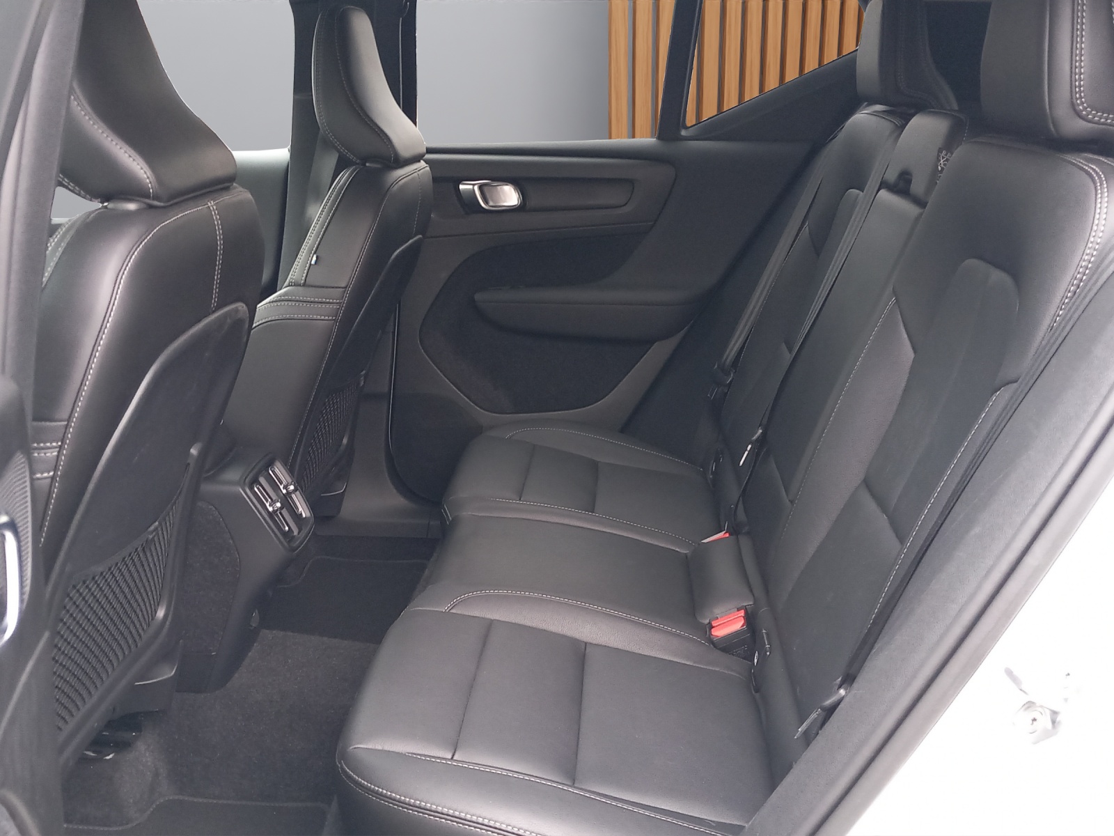 VOLVO XC40 2.0 D4 Momentum AWD-image-13