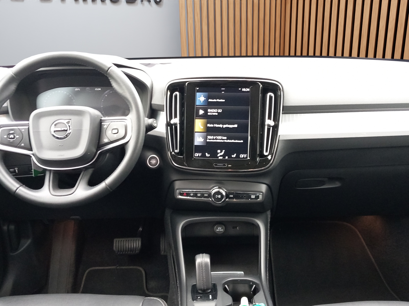 VOLVO XC40 2.0 D4 Momentum AWD-image-16