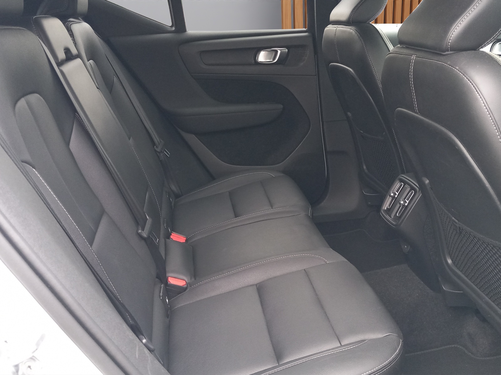 VOLVO XC40 2.0 D4 Momentum AWD-image-14