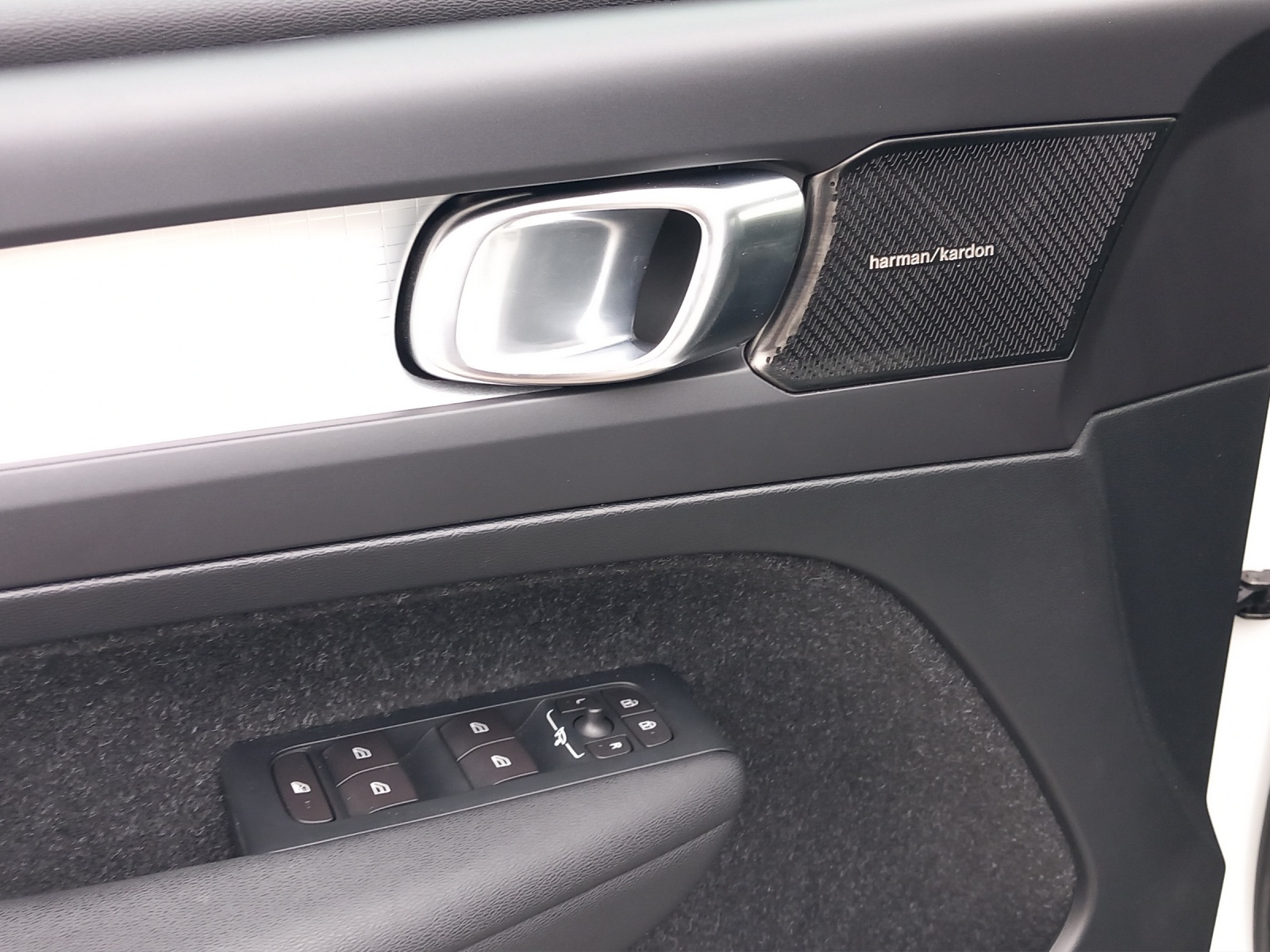 VOLVO XC40 2.0 D4 Momentum AWD-image-22