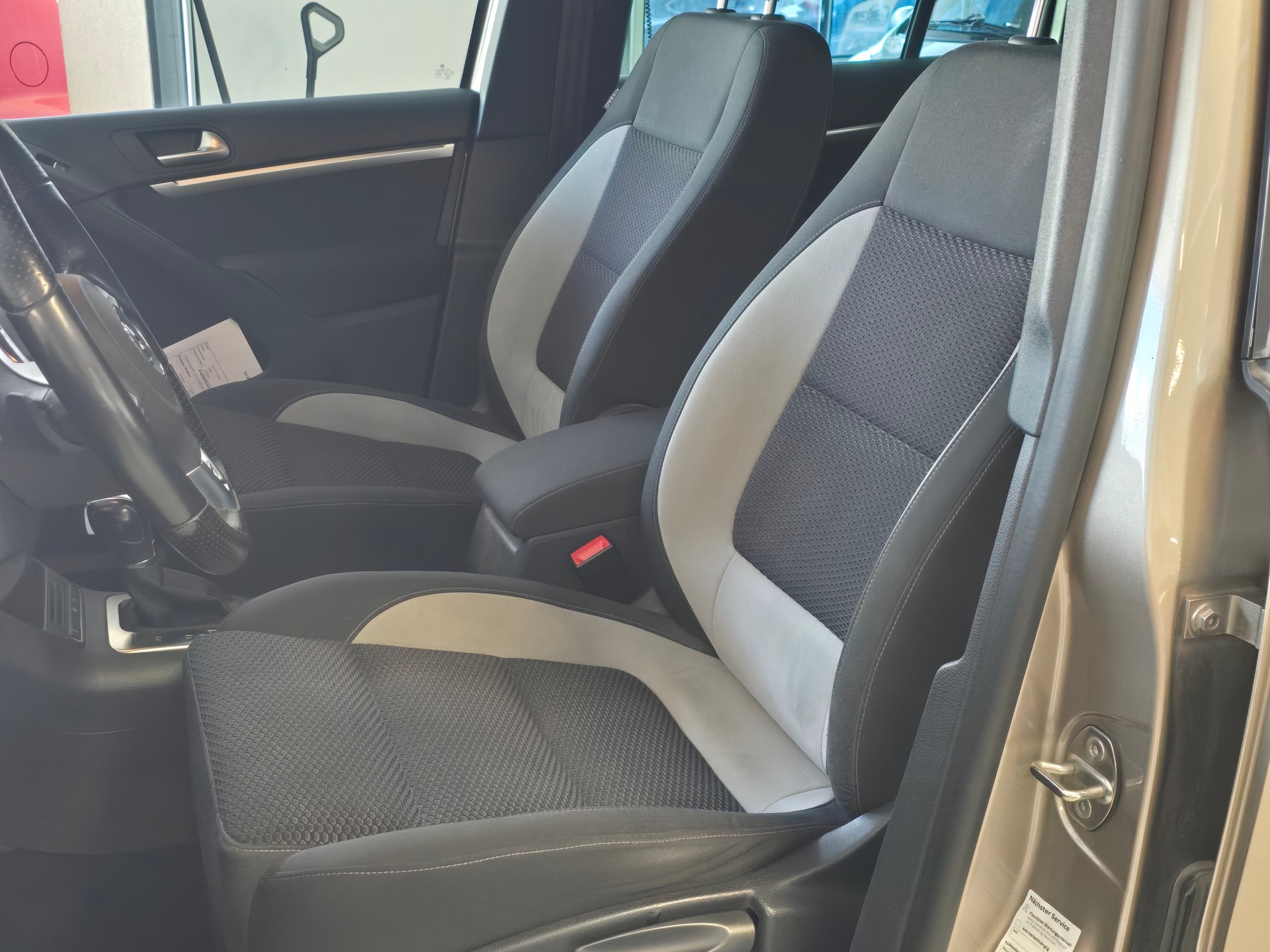 VW Tiguan 2.0 TDI BMT R-Line Design 4Motion DSG-image-8
