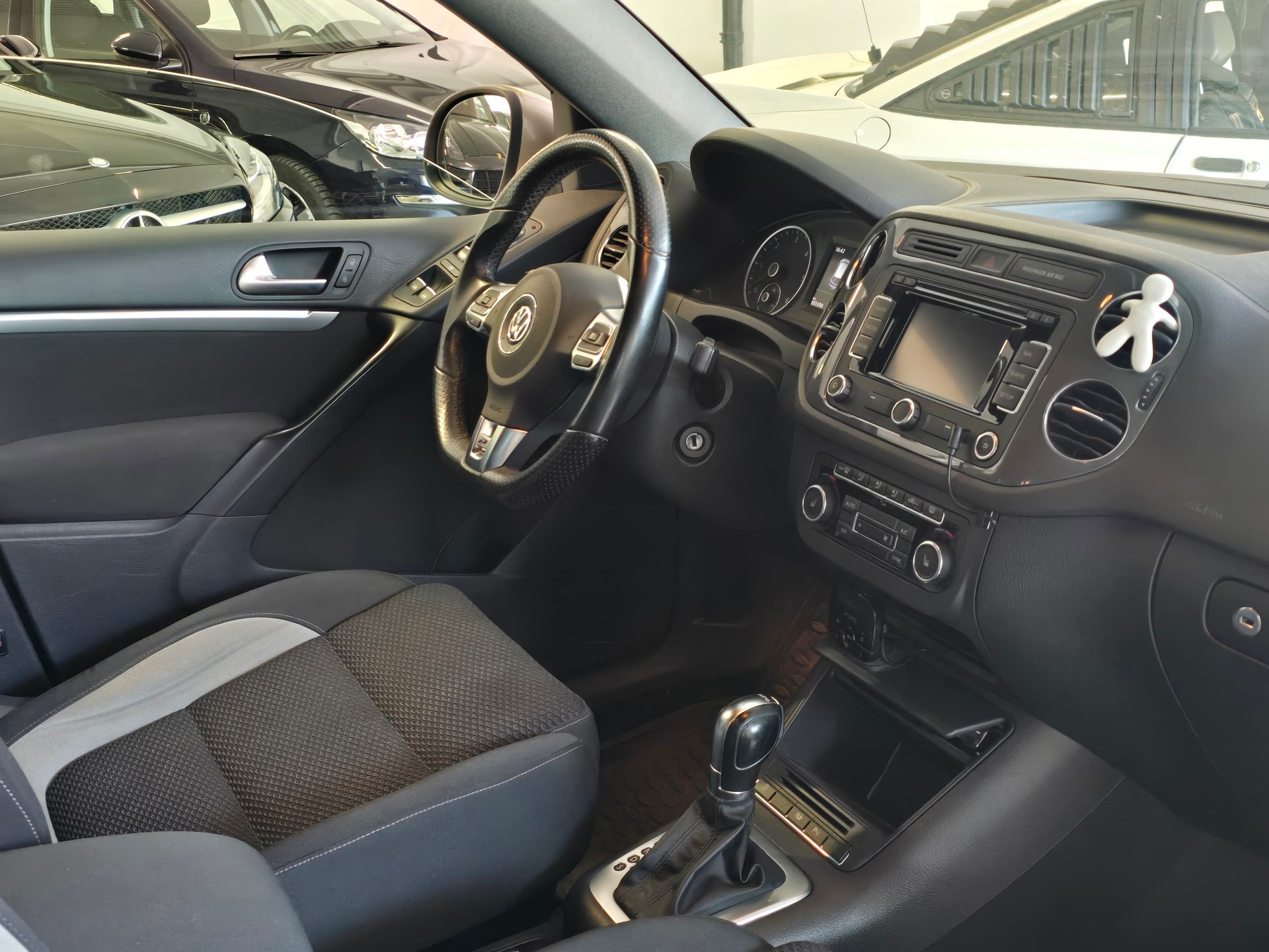 VW Tiguan 2.0 TDI BMT R-Line Design 4Motion DSG-image-6