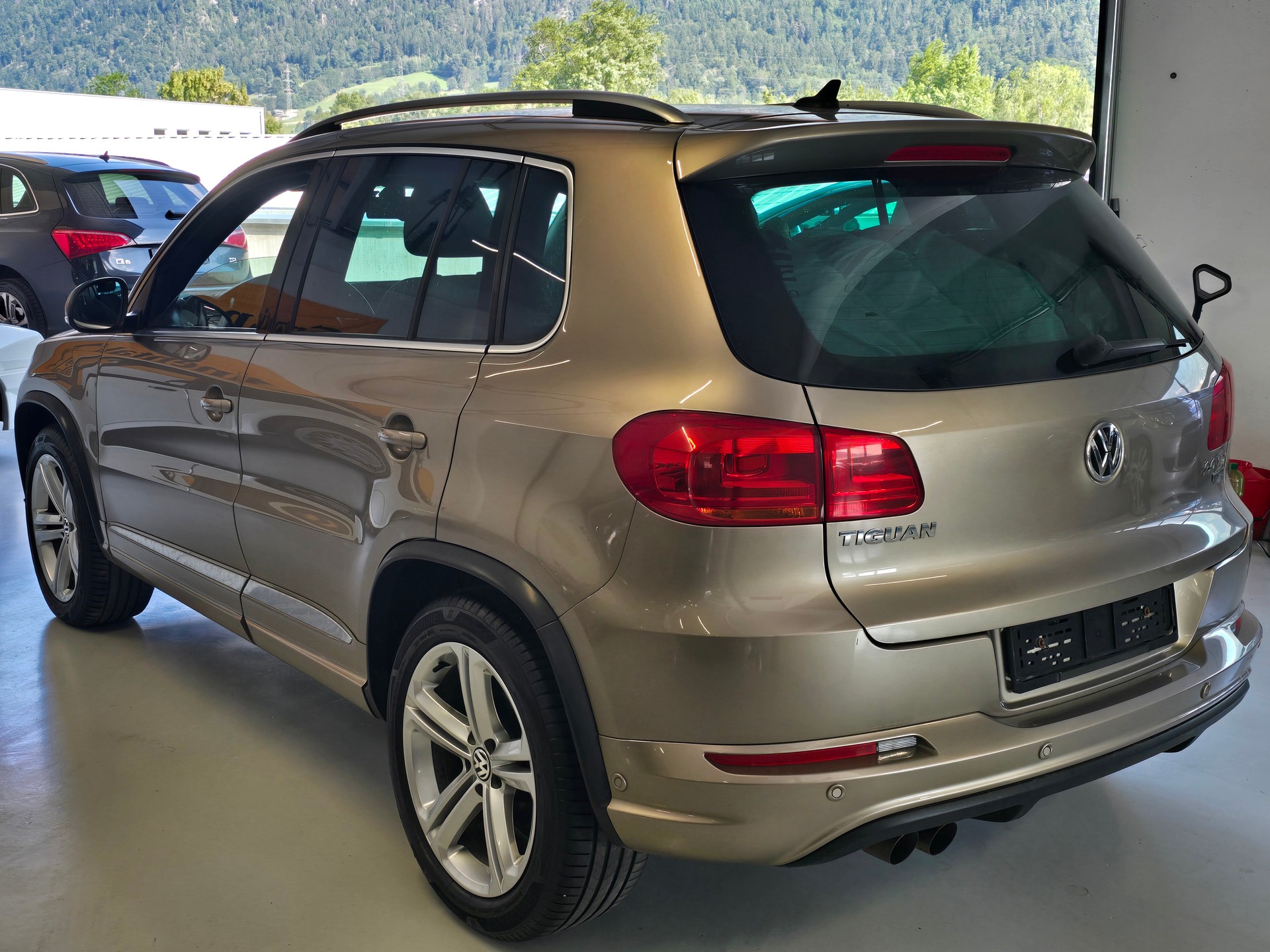 VW Tiguan 2.0 TDI BMT R-Line Design 4Motion DSG-image-3