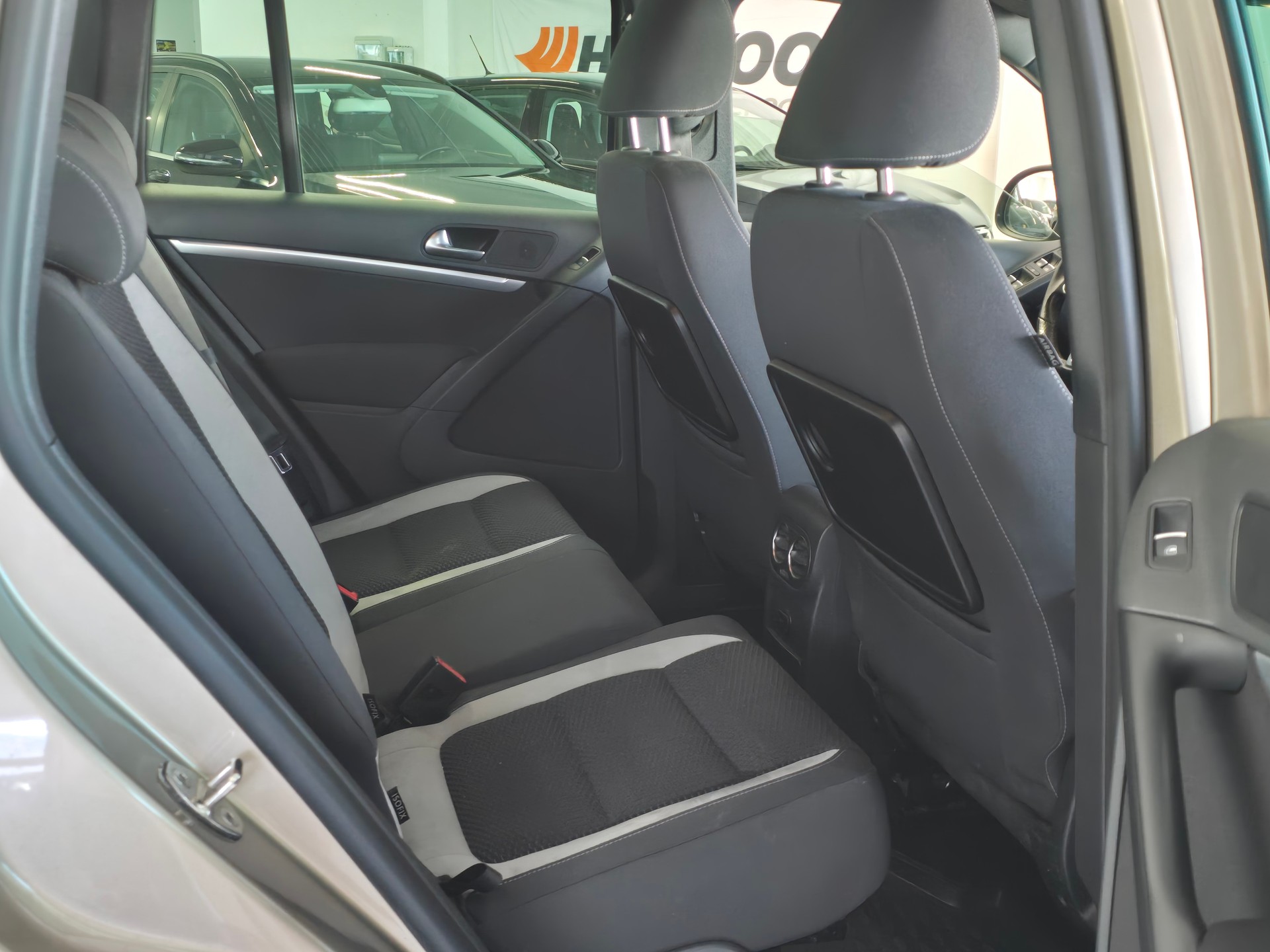 VW Tiguan 2.0 TDI BMT R-Line Design 4Motion DSG-image-7