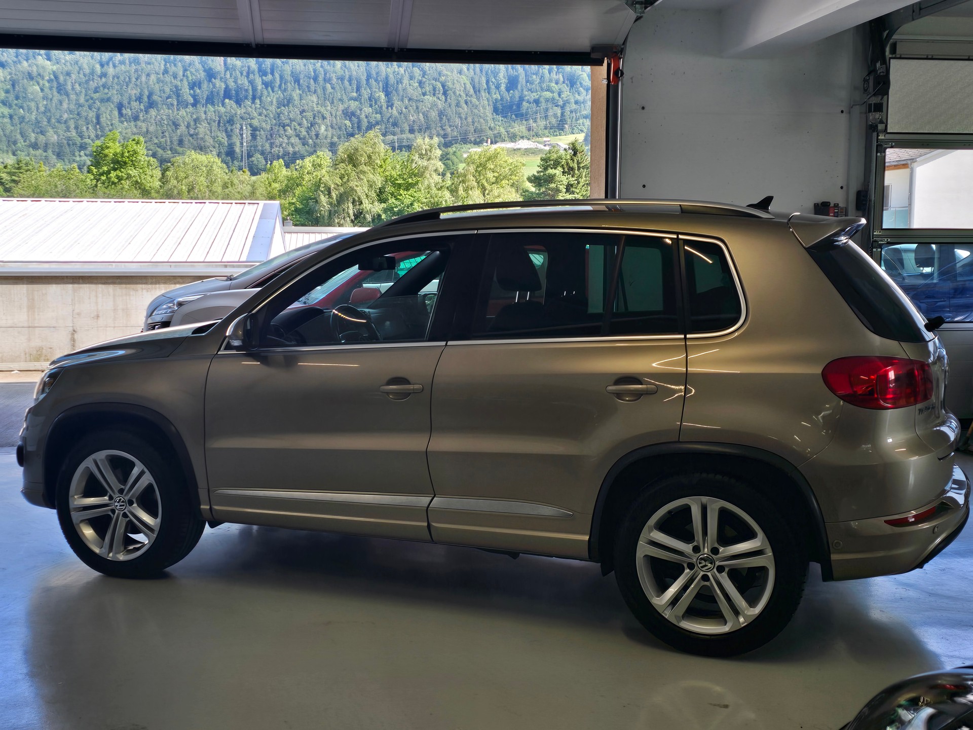 VW Tiguan 2.0 TDI BMT R-Line Design 4Motion DSG-image-2