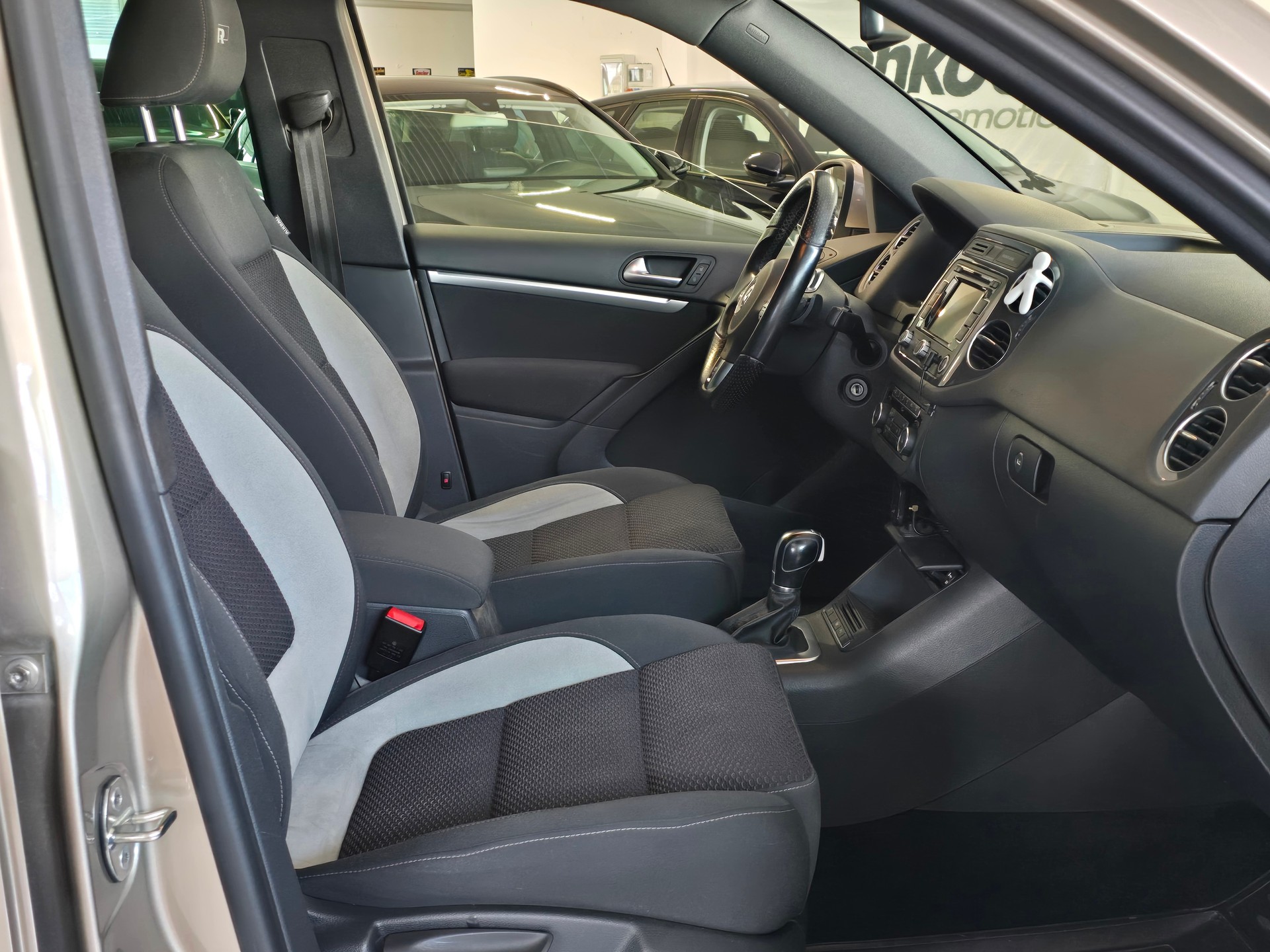 VW Tiguan 2.0 TDI BMT R-Line Design 4Motion DSG-image-5