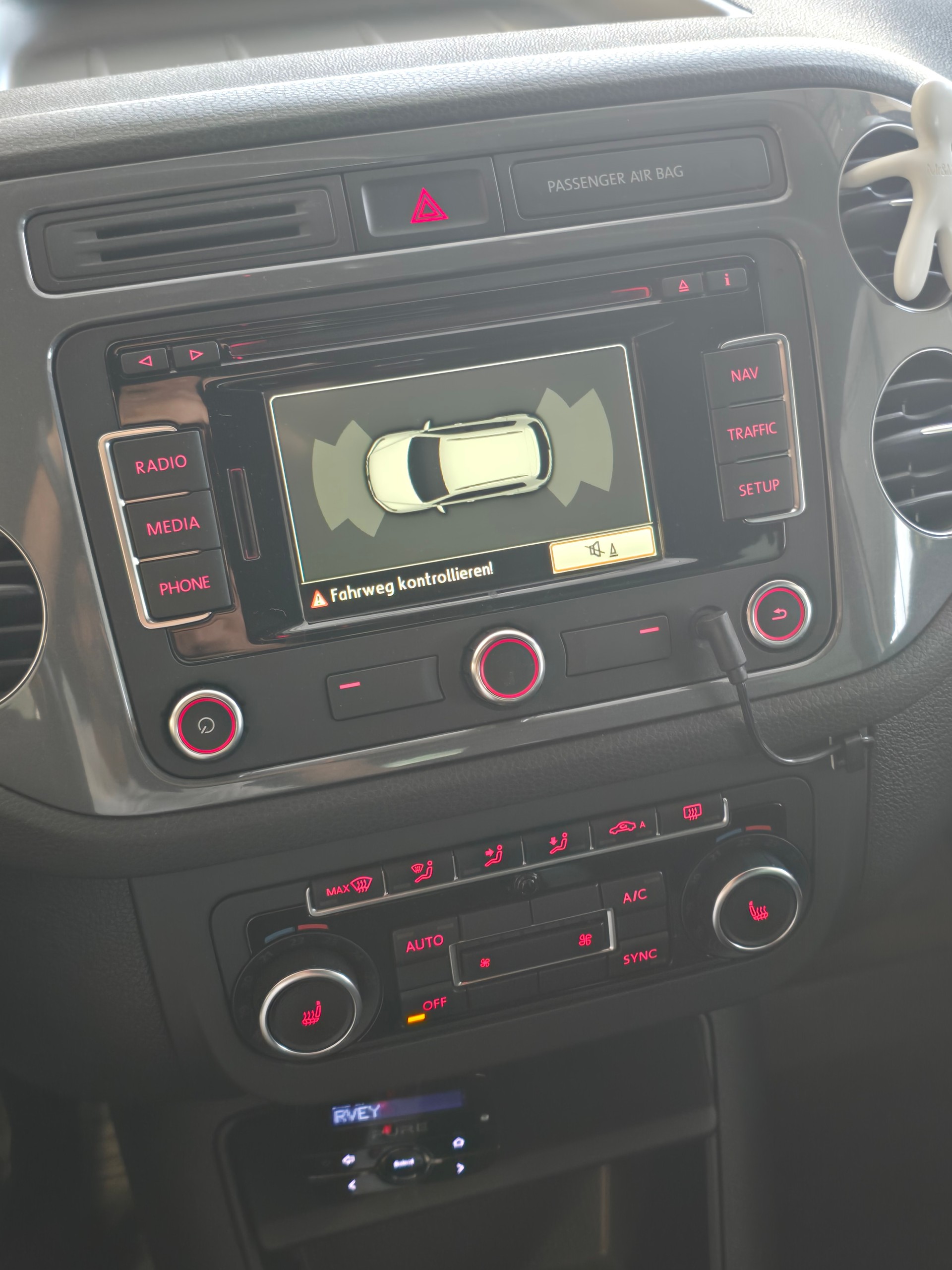 VW Tiguan 2.0 TDI BMT R-Line Design 4Motion DSG-image-10