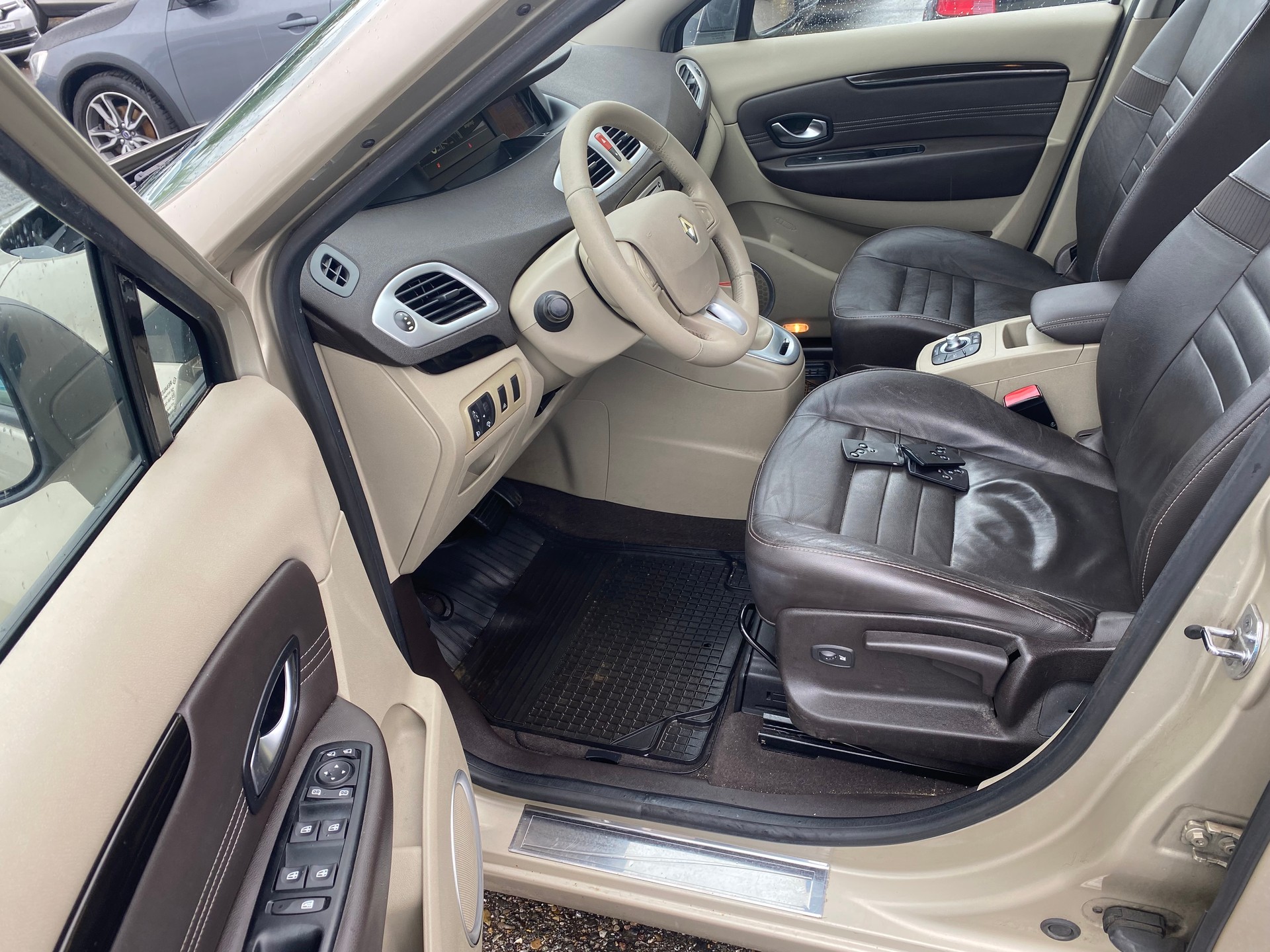 RENAULT Grand Scénic 2.0 16V Dynamique X-Tronic CVT-image-7