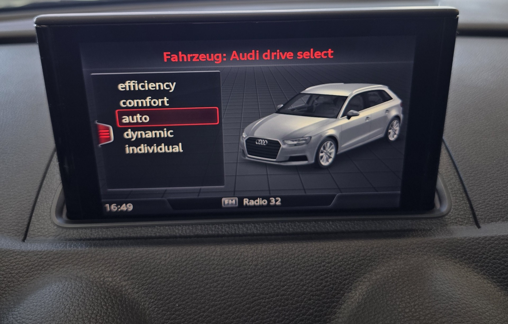 AUDI S3 Sportback 2.0 TFSI quattro S-Tronic-image-16