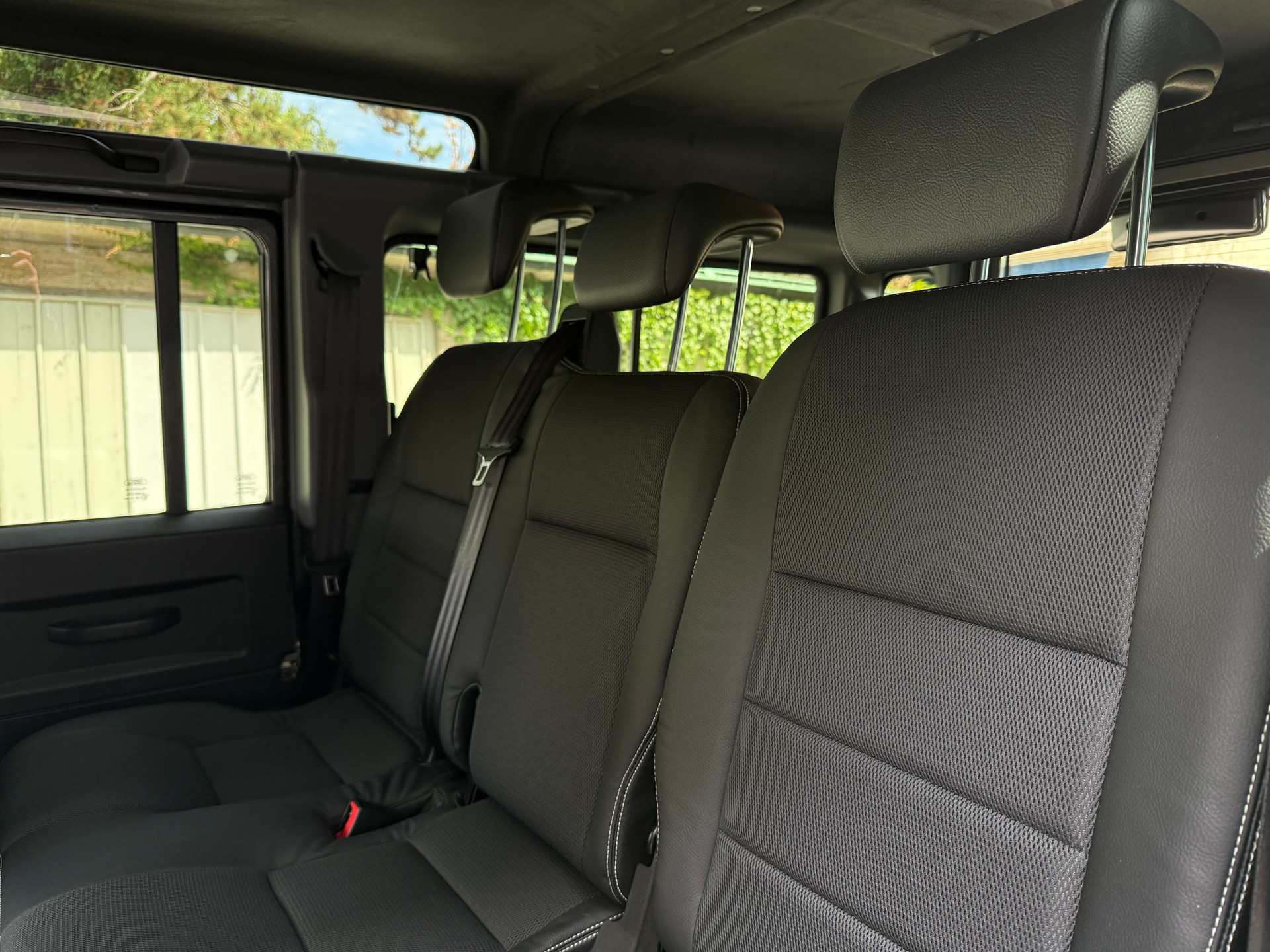 LAND ROVER Defender 110 2.2 TD4 Station Wagon-image-14