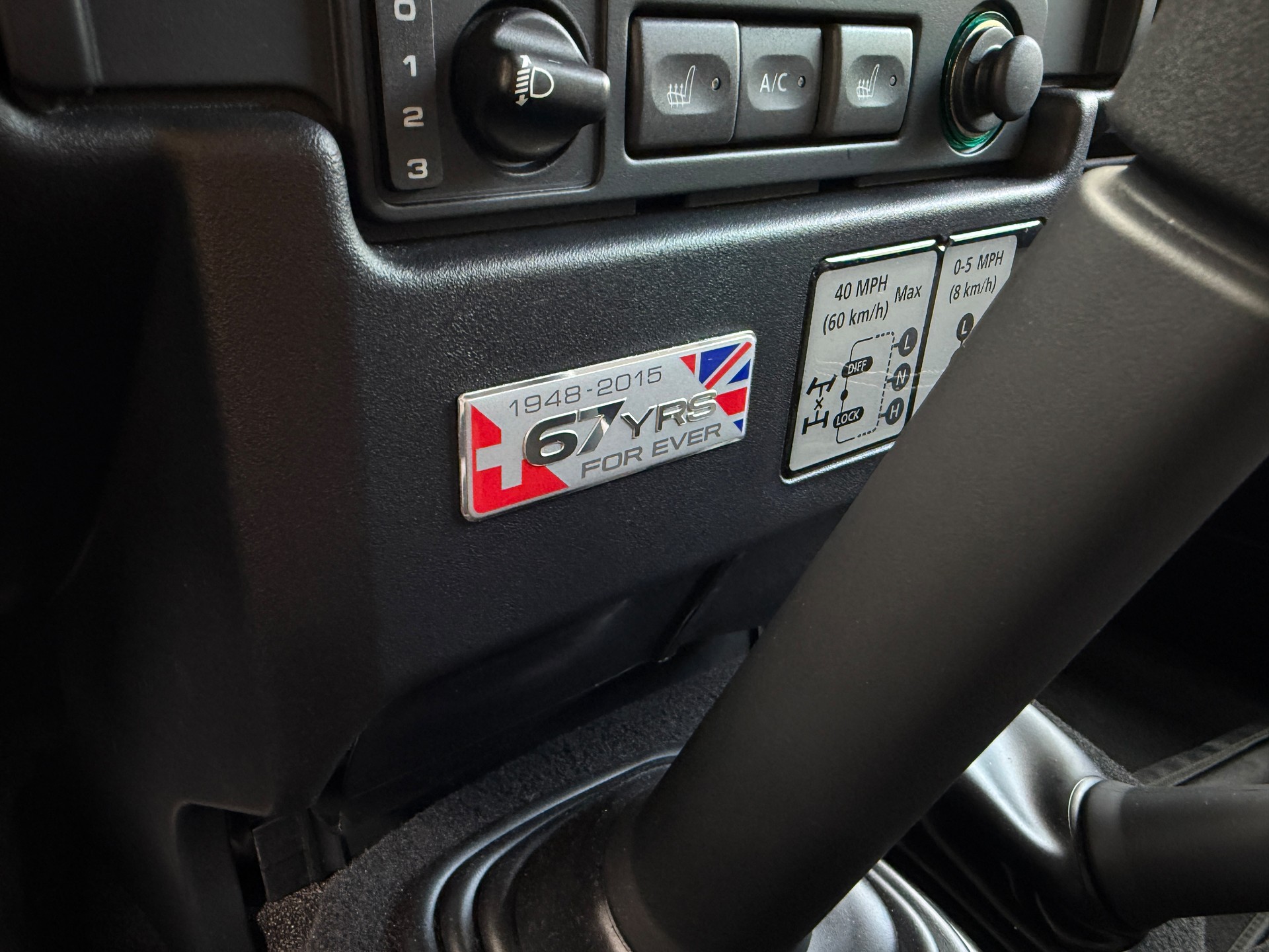 LAND ROVER Defender 110 2.2 TD4 Station Wagon-image-9