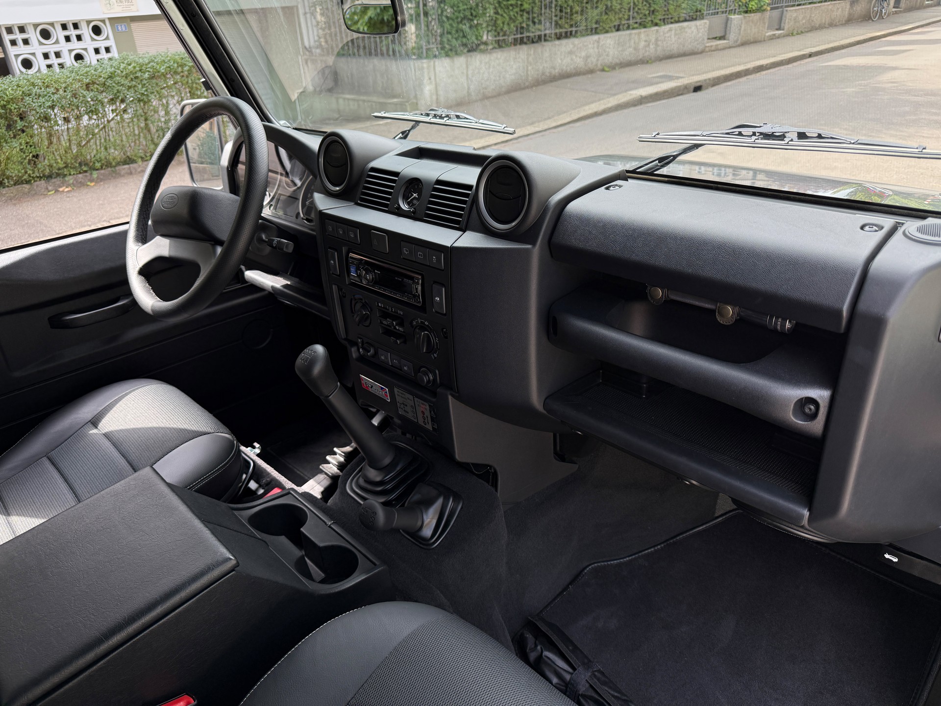 LAND ROVER Defender 110 2.2 TD4 Station Wagon-image-12