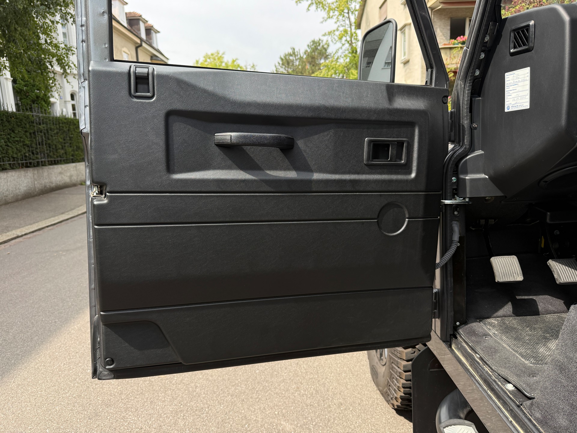 LAND ROVER Defender 110 2.2 TD4 Station Wagon-image-5