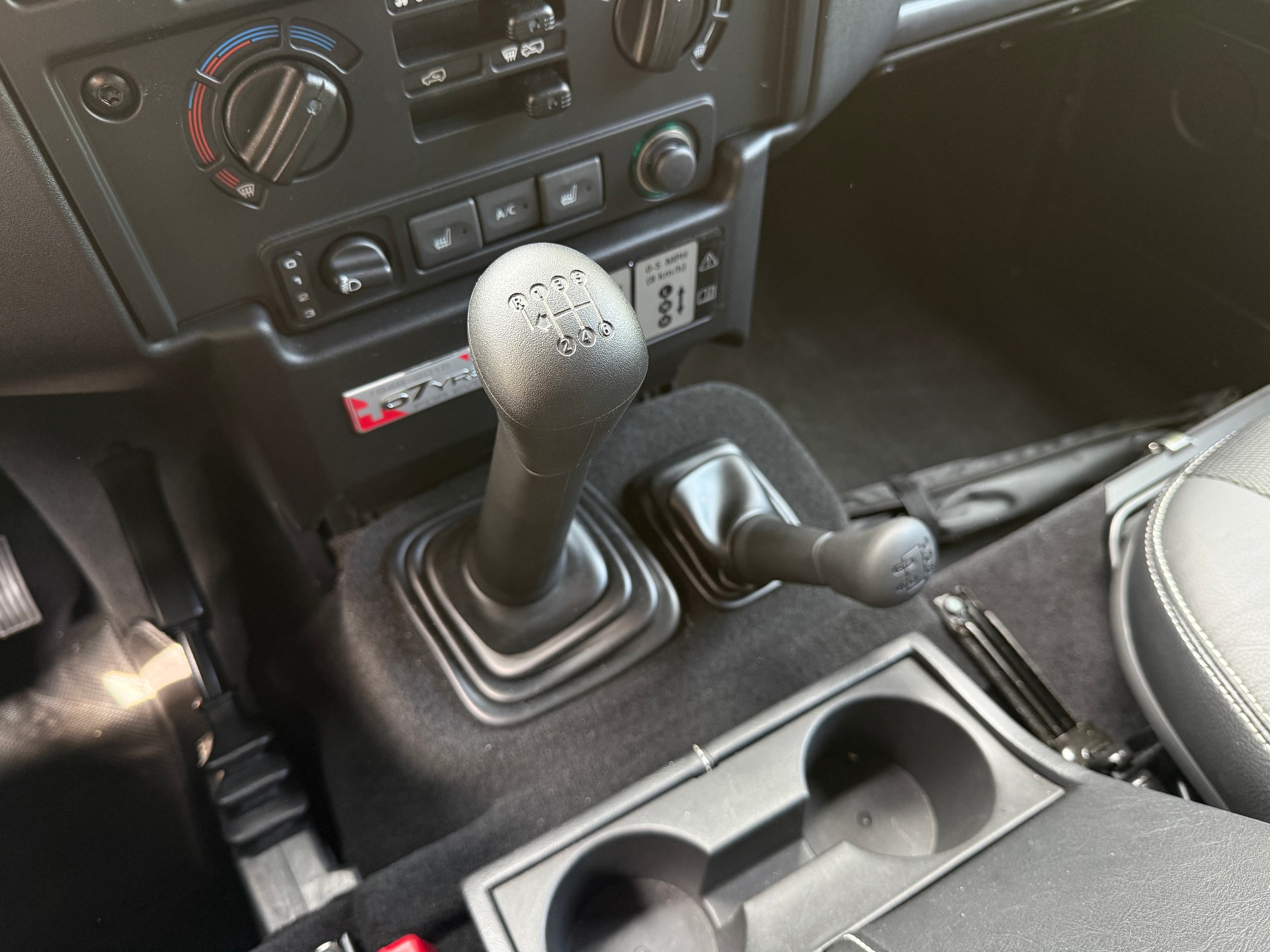 LAND ROVER Defender 110 2.2 TD4 Station Wagon-image-10
