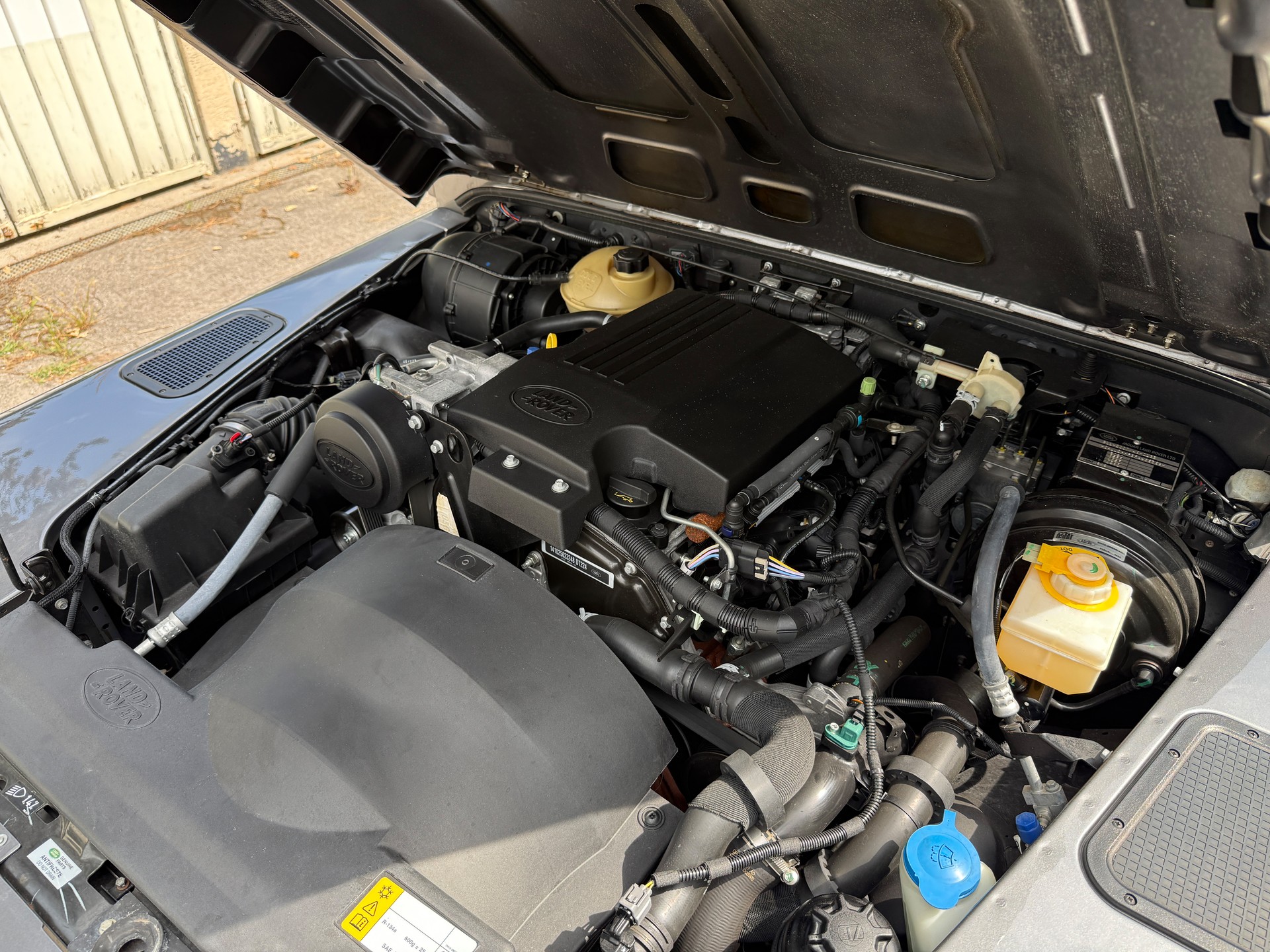 LAND ROVER Defender 110 2.2 TD4 Station Wagon-image-16