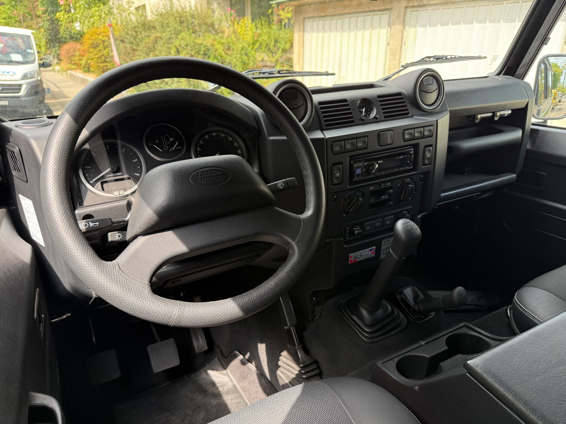 LAND ROVER Defender 110 2.2 TD4 Station Wagon-showroom-element-3