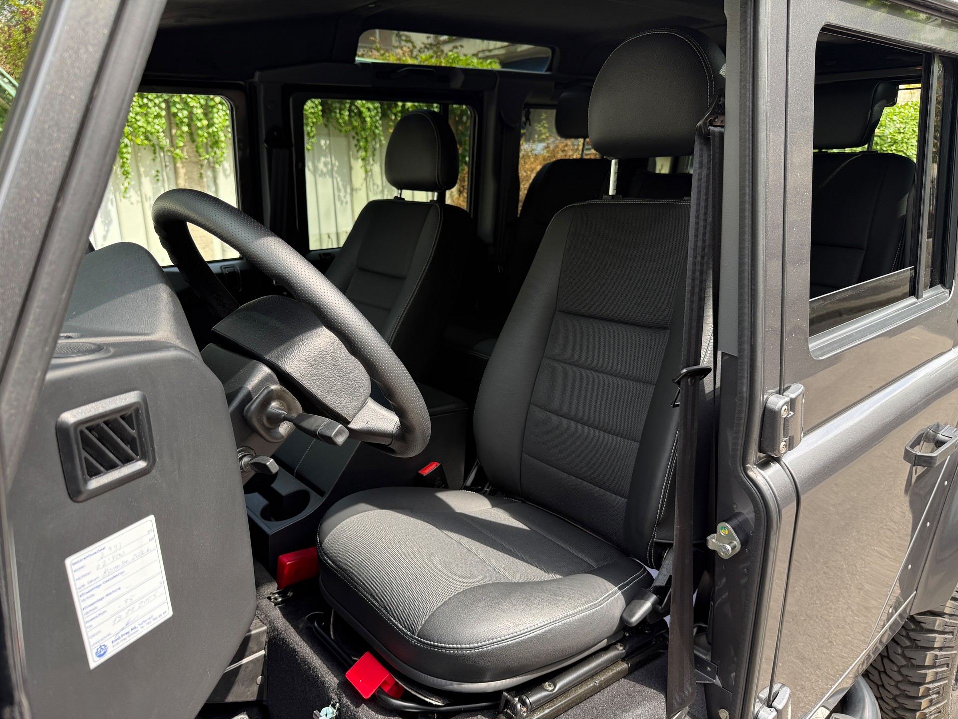 LAND ROVER Defender 110 2.2 TD4 Station Wagon-image-4