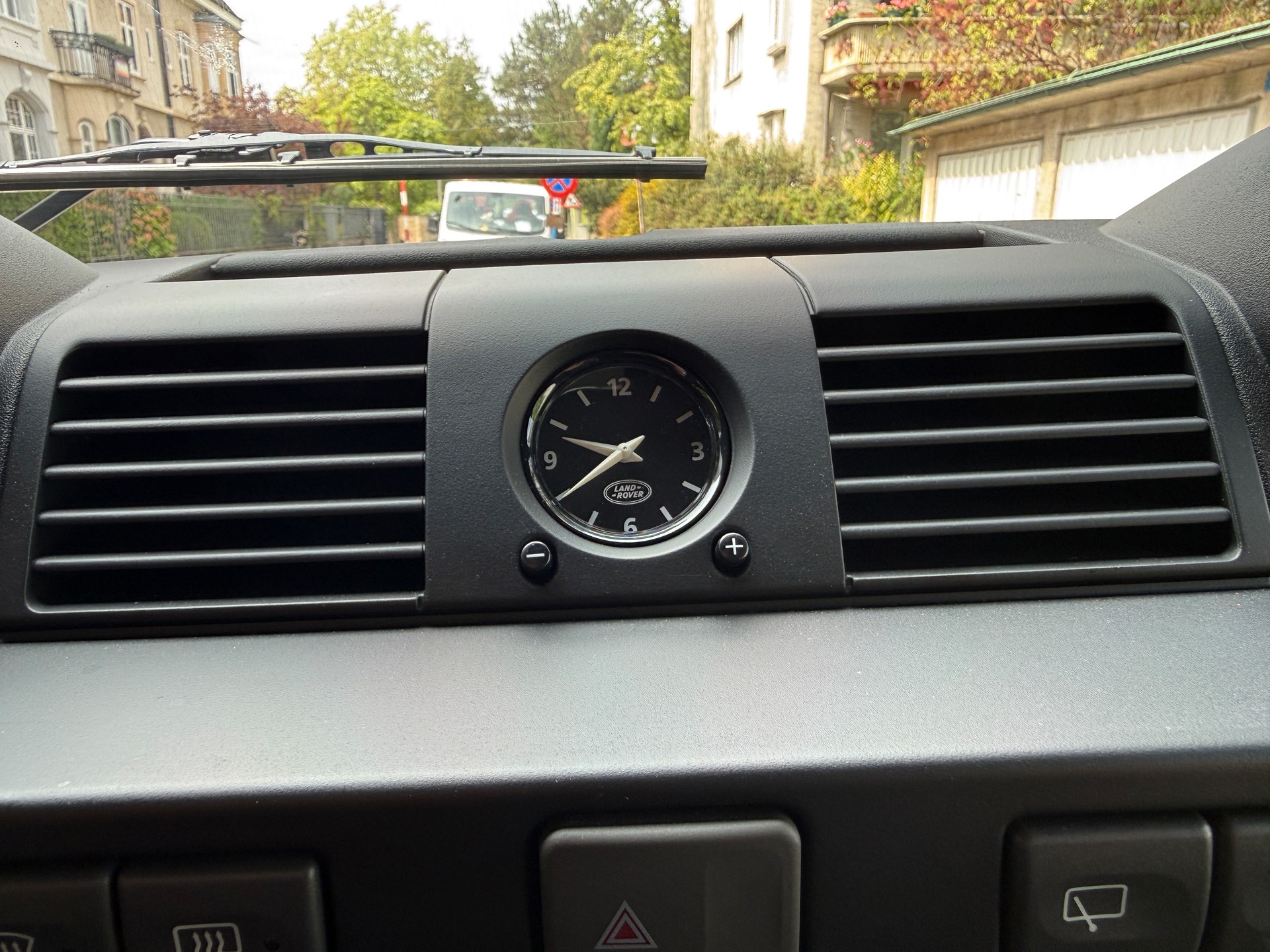 LAND ROVER Defender 110 2.2 TD4 Station Wagon-image-11