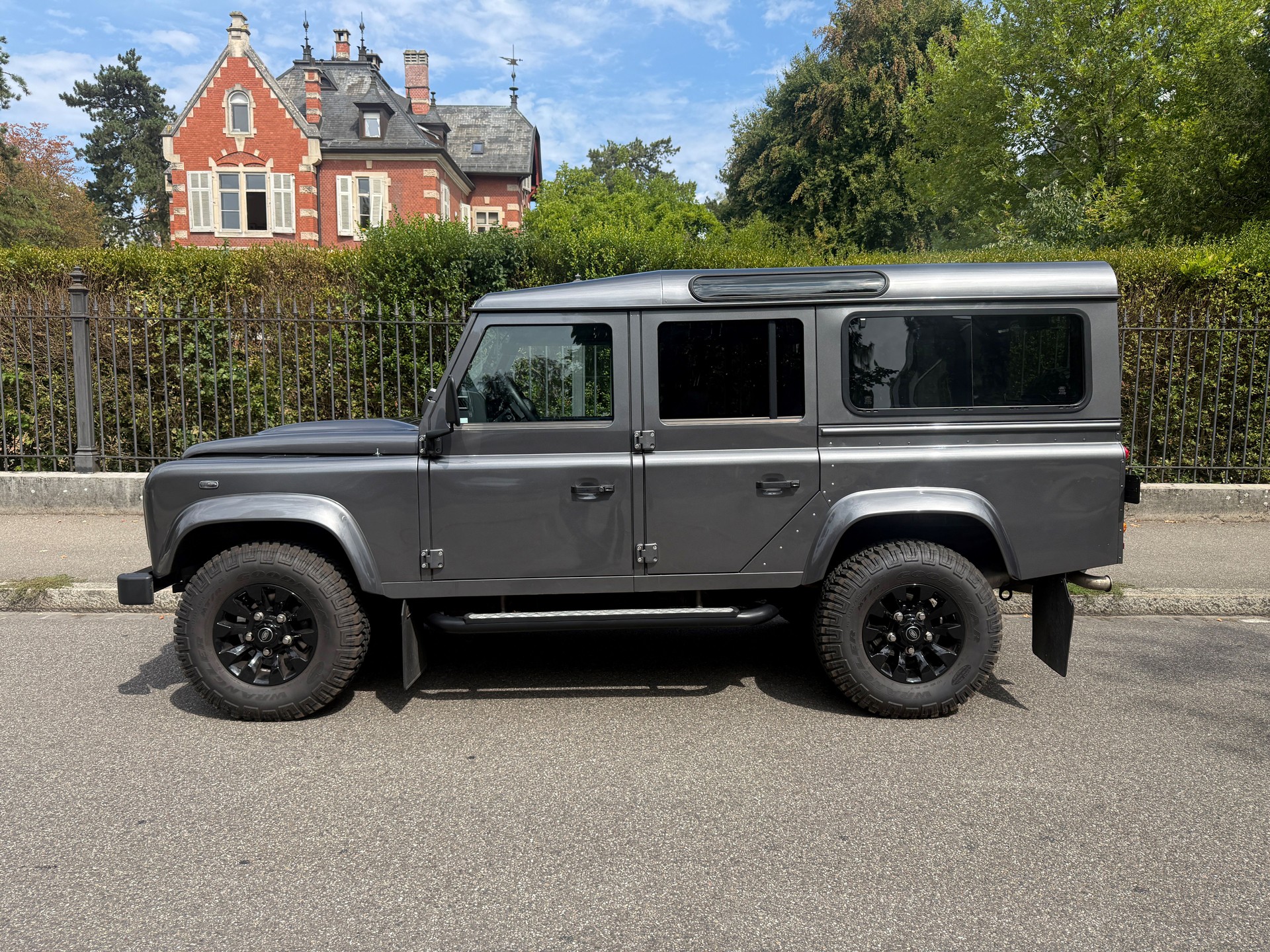 LAND ROVER Defender 110 2.2 TD4 Station Wagon-showroom-element-1