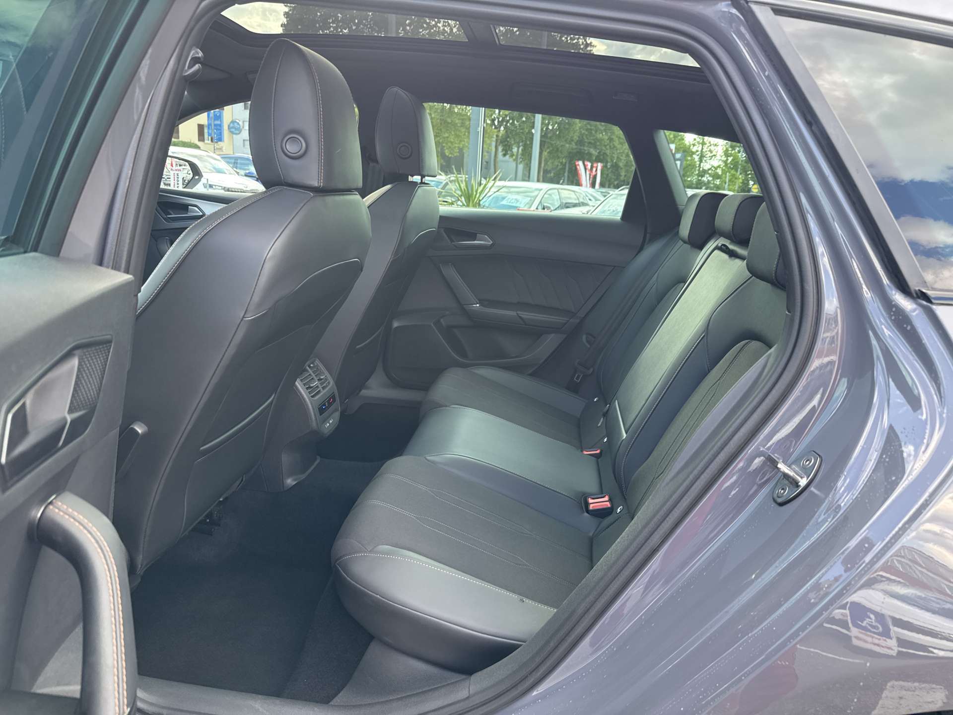 CUPRA LEON ST 1.5 eTSi DSG-Automat-image-6