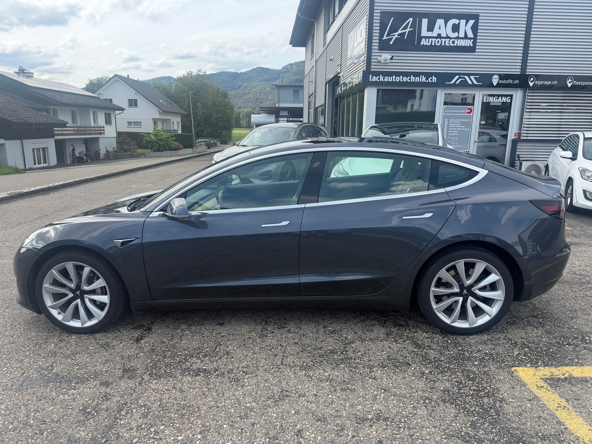 TESLA Model 3 Long Range Dual Motor AWD-image-10