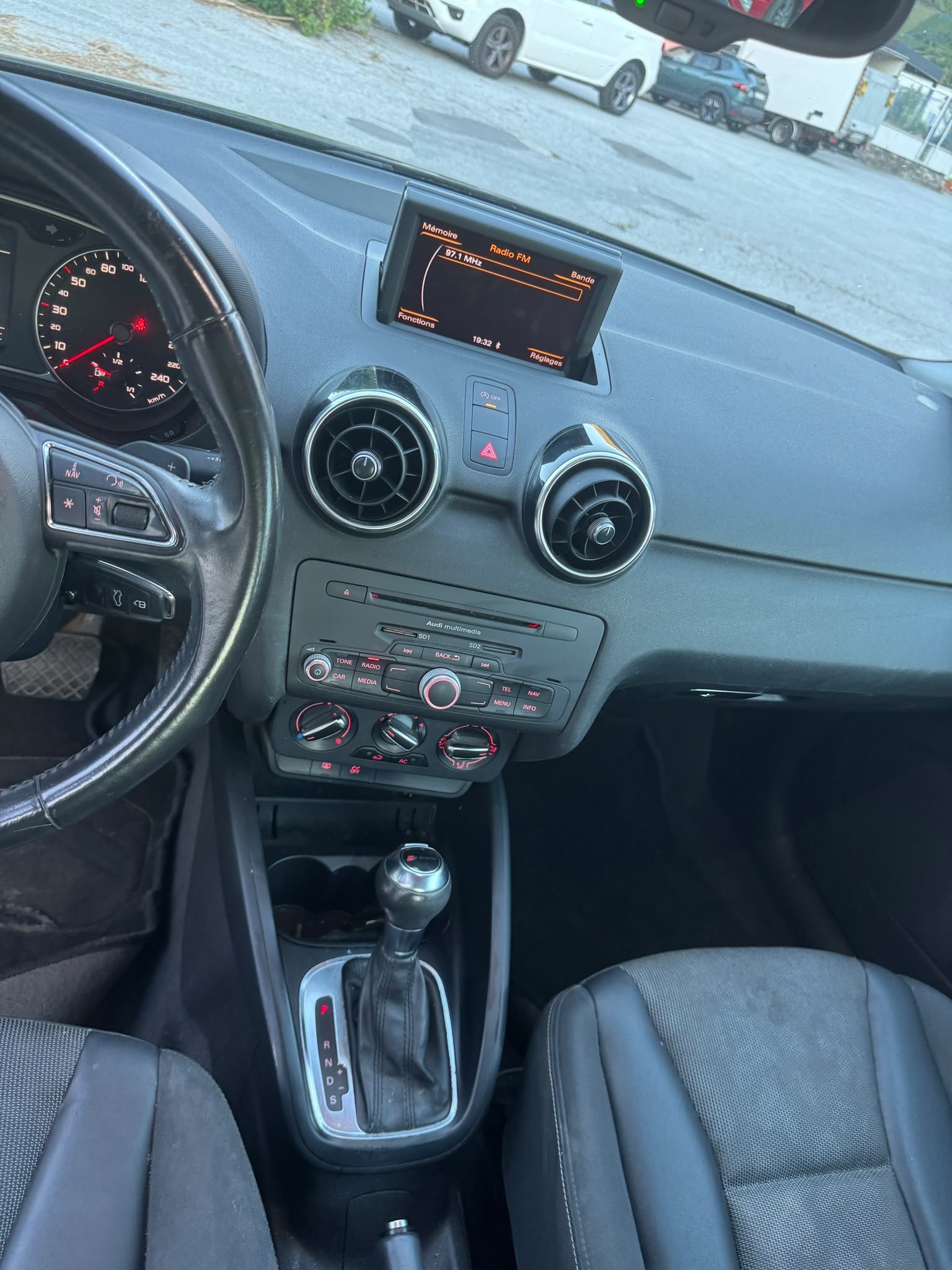 AUDI A1 1.4 TFSI Attraction S-tronic-image-8