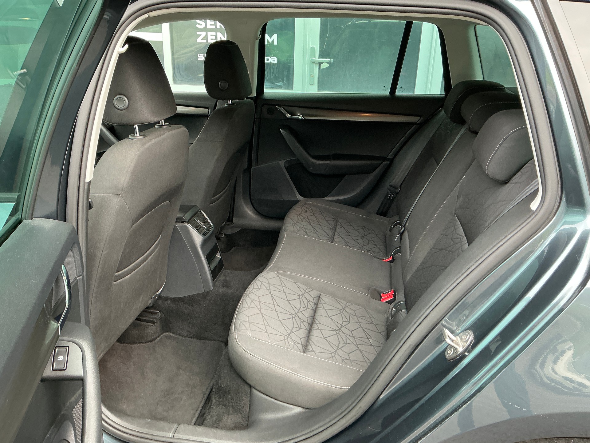 SKODA Octavia Combi 1.6 TDI 115 Clever 4x4-image-6