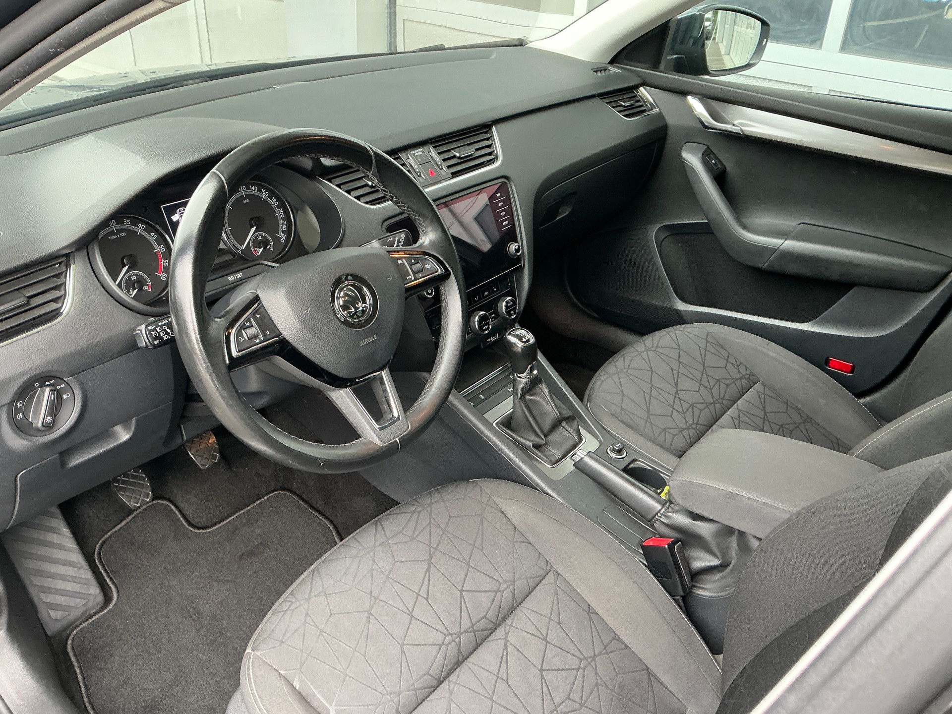 SKODA Octavia Combi 1.6 TDI 115 Clever 4x4-image-8