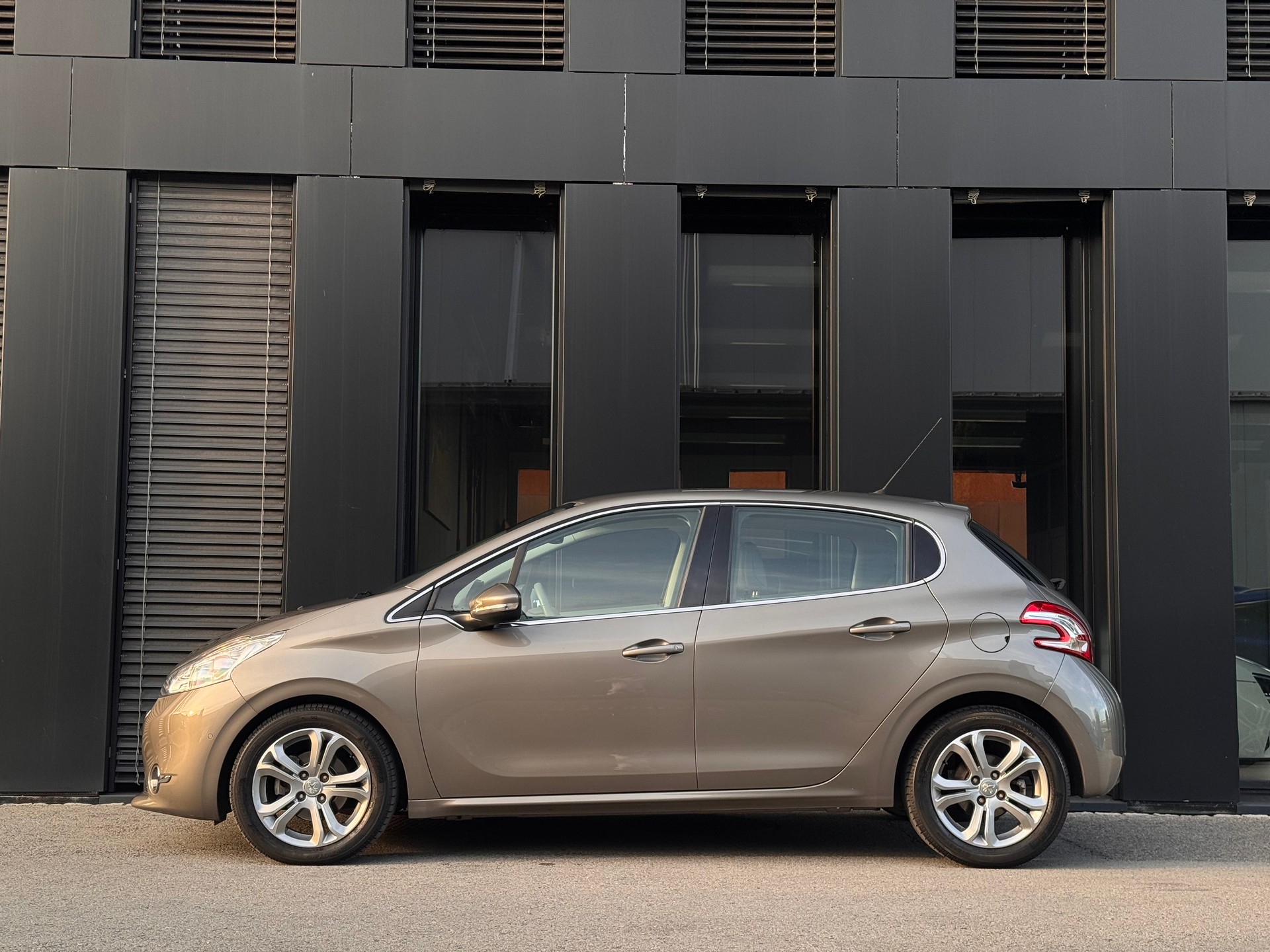 PEUGEOT 208 1.6 VTI Allure Automatik-image-3
