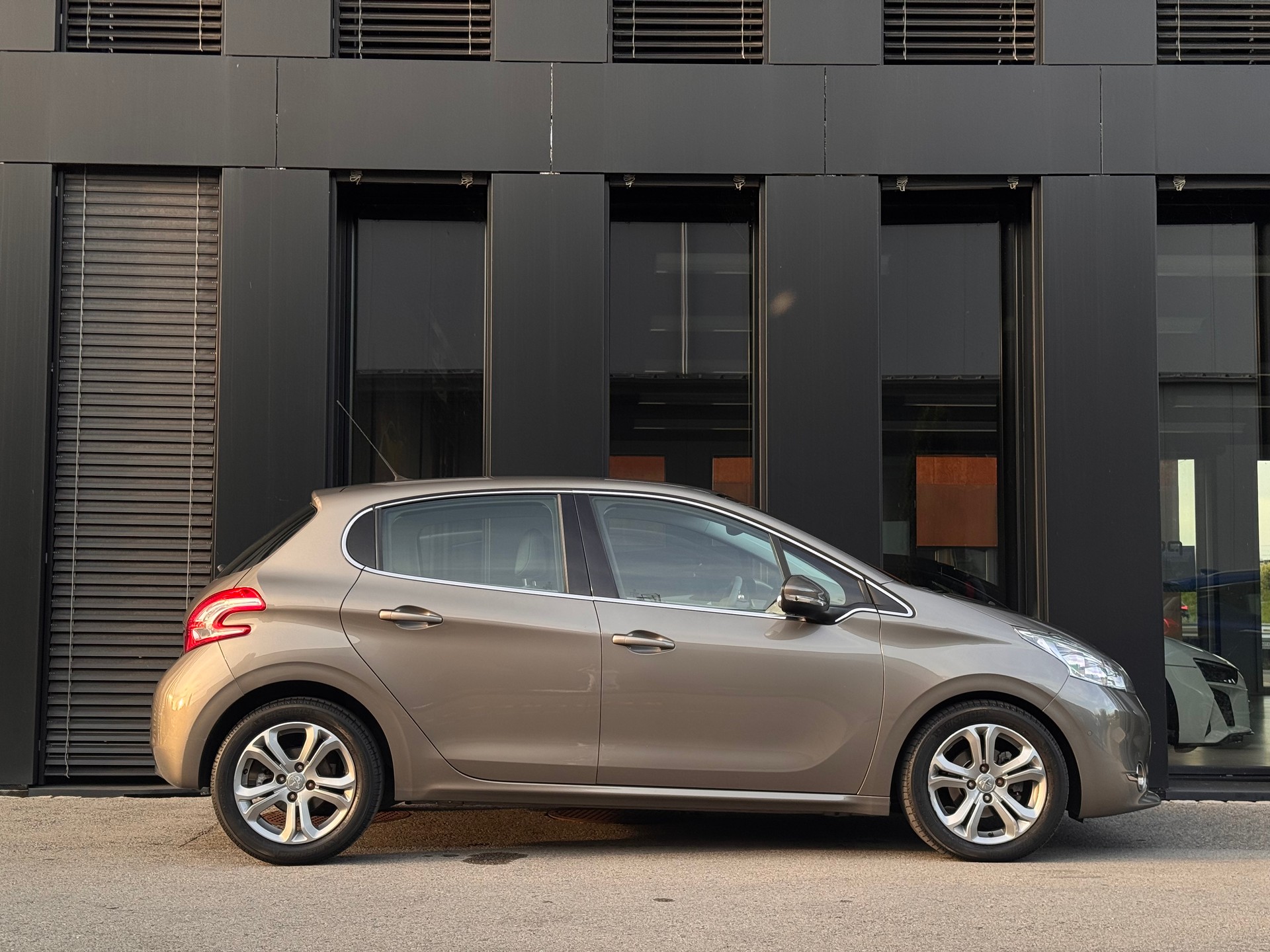 PEUGEOT 208 1.6 VTI Allure Automatik-image-9