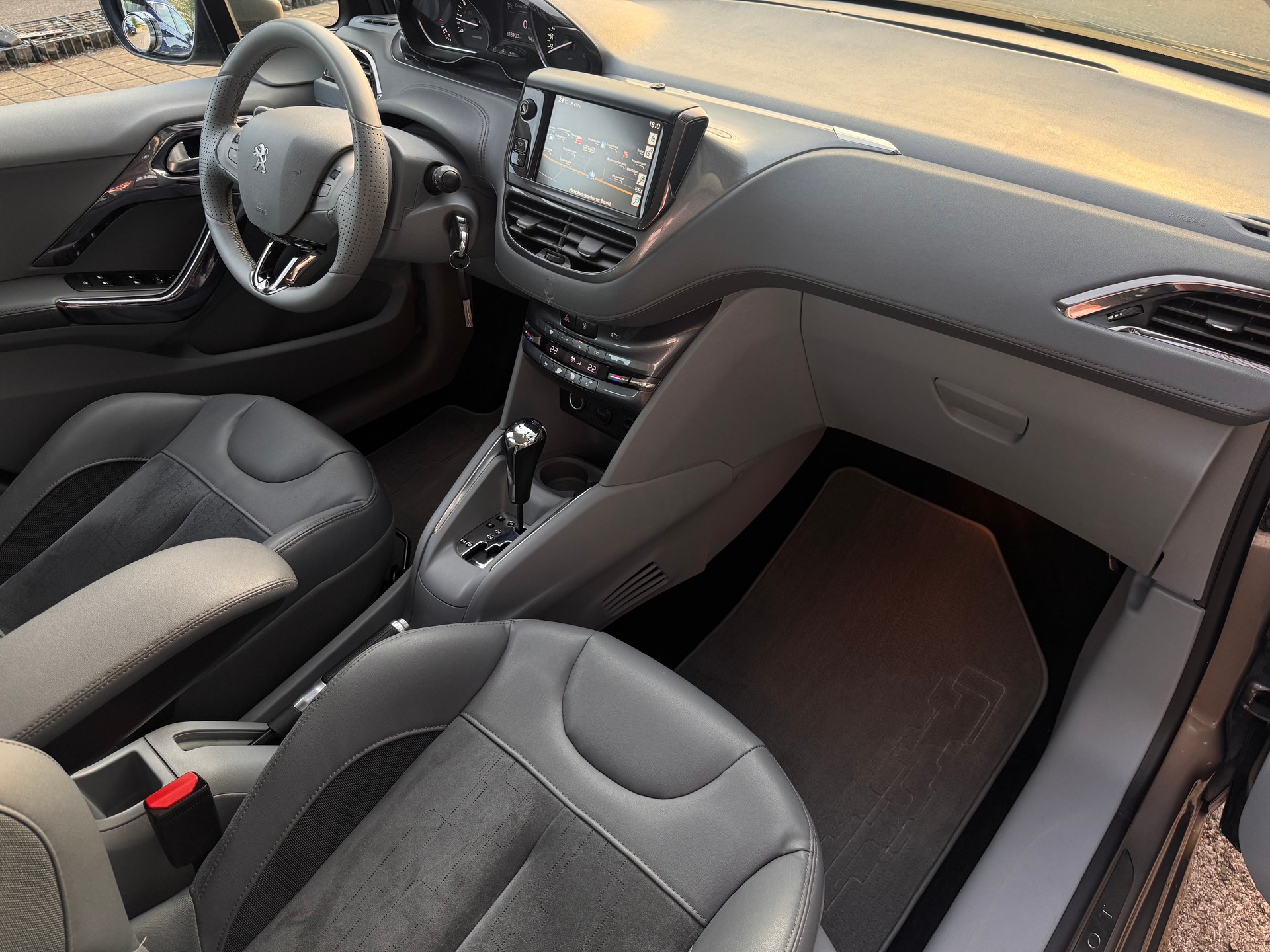PEUGEOT 208 1.6 VTI Allure Automatik-image-14